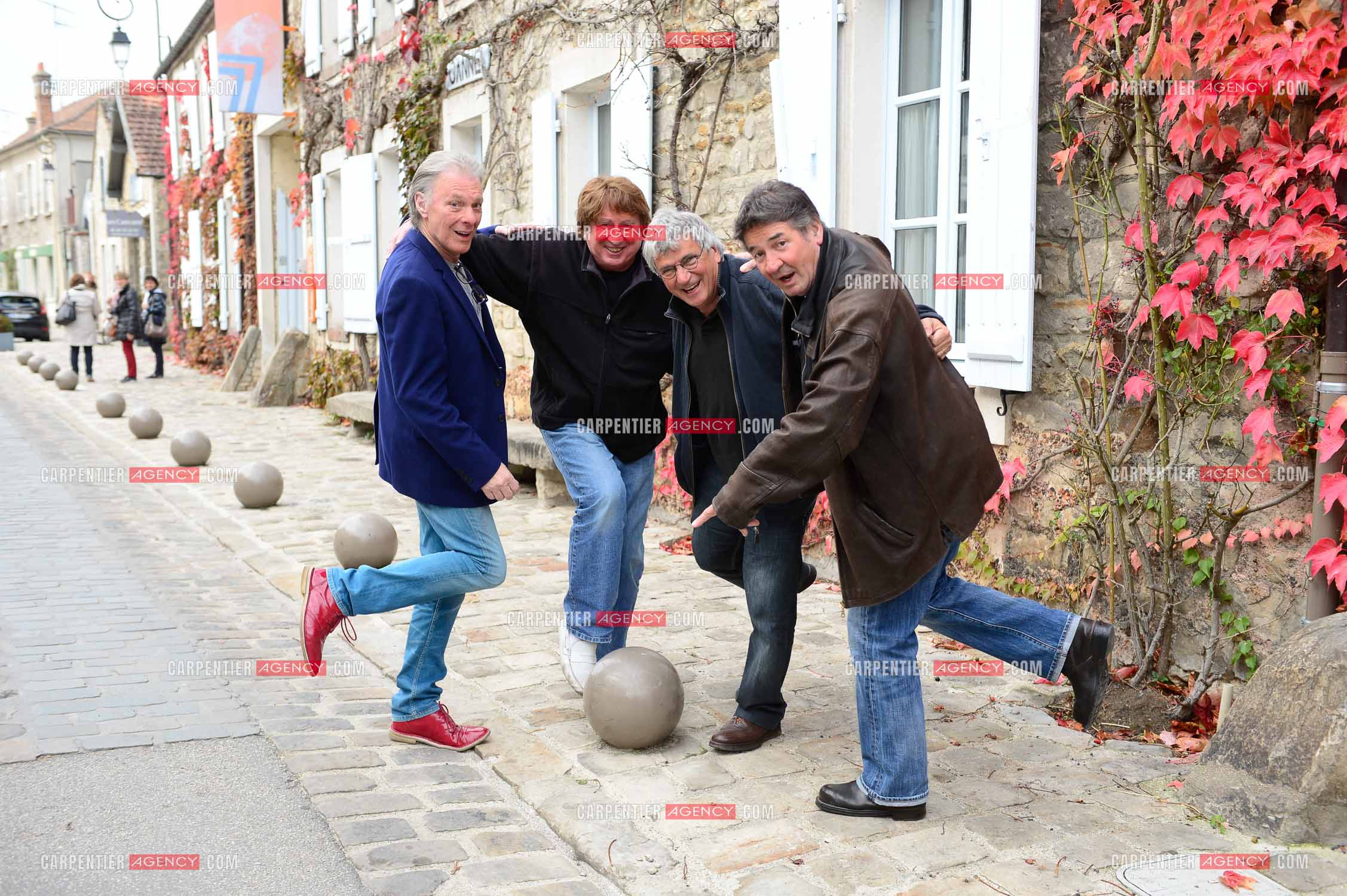 "4 copains d'abord" c'est le nom du groupe qui reunit HERBERT LEONARD, BERNARD SAUVAT, GEORGES CHELON, ET PASCAL DANEL. 4 potes qui habitent le même village BARBIZON et qui chantent depuis 40 ans.  ( Exclusif )