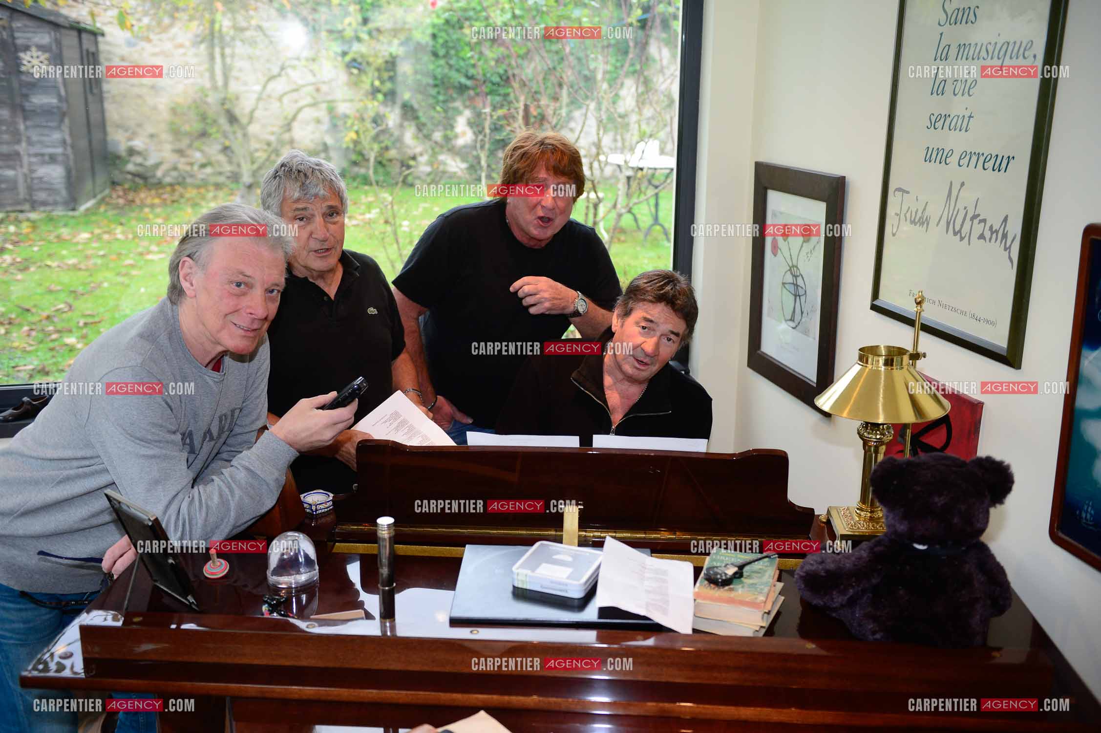 "4 copains d'abord" c'est le nom du groupe qui reunit HERBERT LEONARD, BERNARD SAUVAT, GEORGES CHELON, ET PASCAL DANEL. 4 potes qui habitent le même village BARBIZON et qui chantent depuis 40 ans.  ( Exclusif )