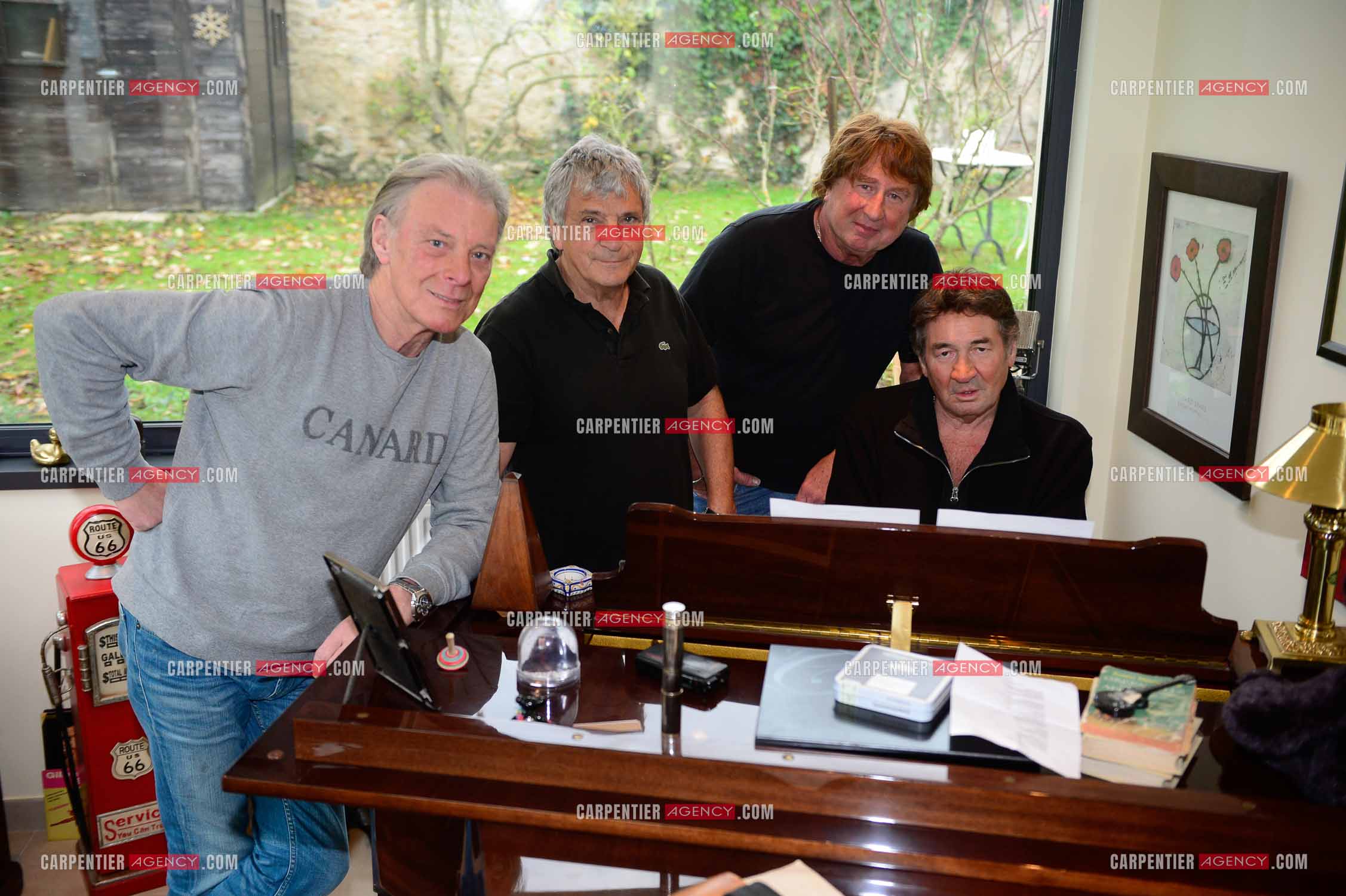 "4 copains d'abord" c'est le nom du groupe qui reunit HERBERT LEONARD, BERNARD SAUVAT, GEORGES CHELON, ET PASCAL DANEL. 4 potes qui habitent le même village BARBIZON et qui chantent depuis 40 ans.  ( Exclusif )