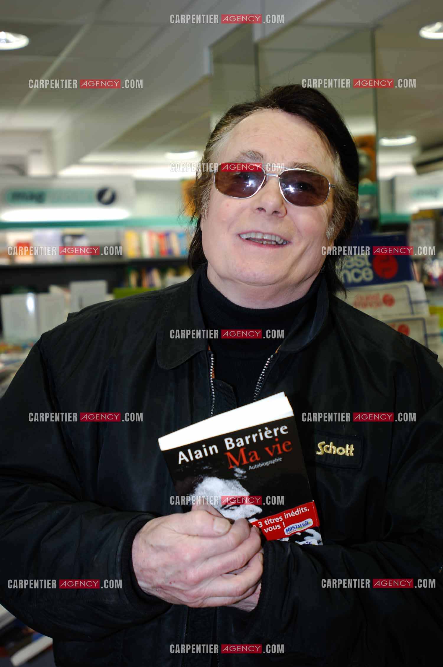 Chez Alain Barrière a la Trinité sur Mer, mise en place de son livre " MA VIE ".