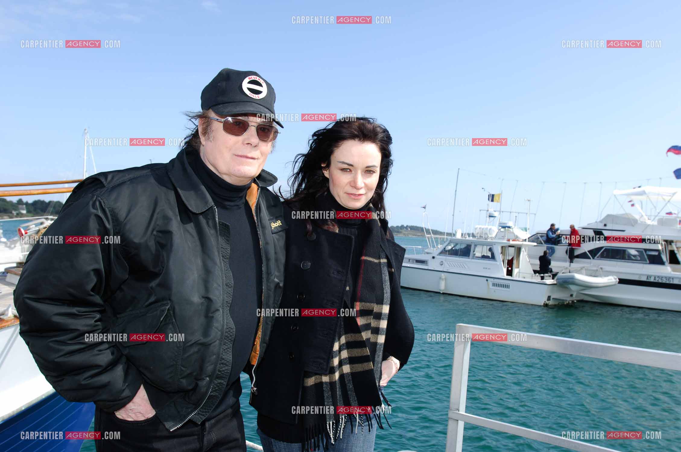 Alain Barrière et sa fille Guenaelle sur le port de la Trinité sur Mer.  ( Exclusif )