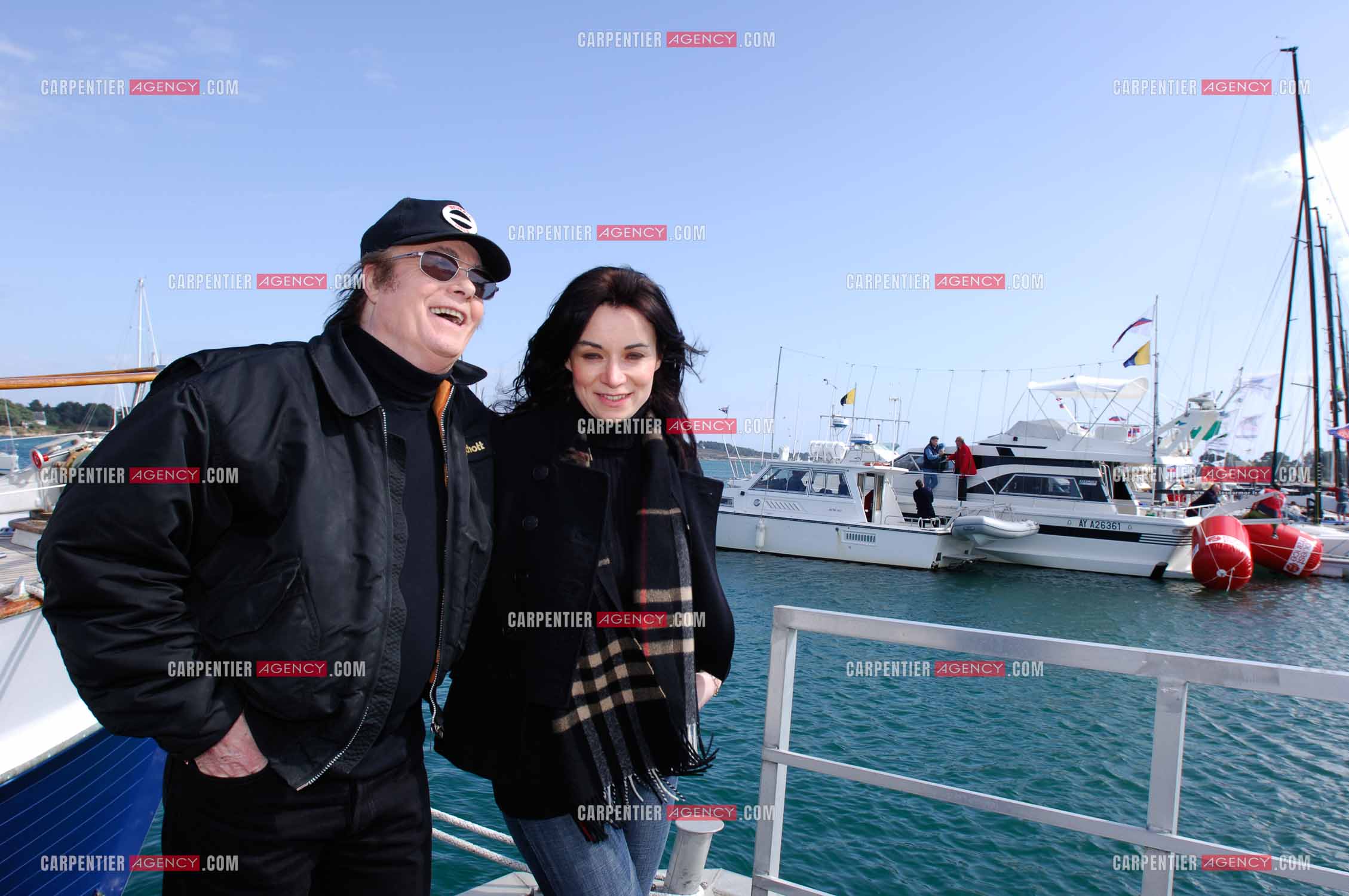 Alain Barrière et sa fille Guenaelle sur le port de la Trinité sur Mer.  ( Exclusif )