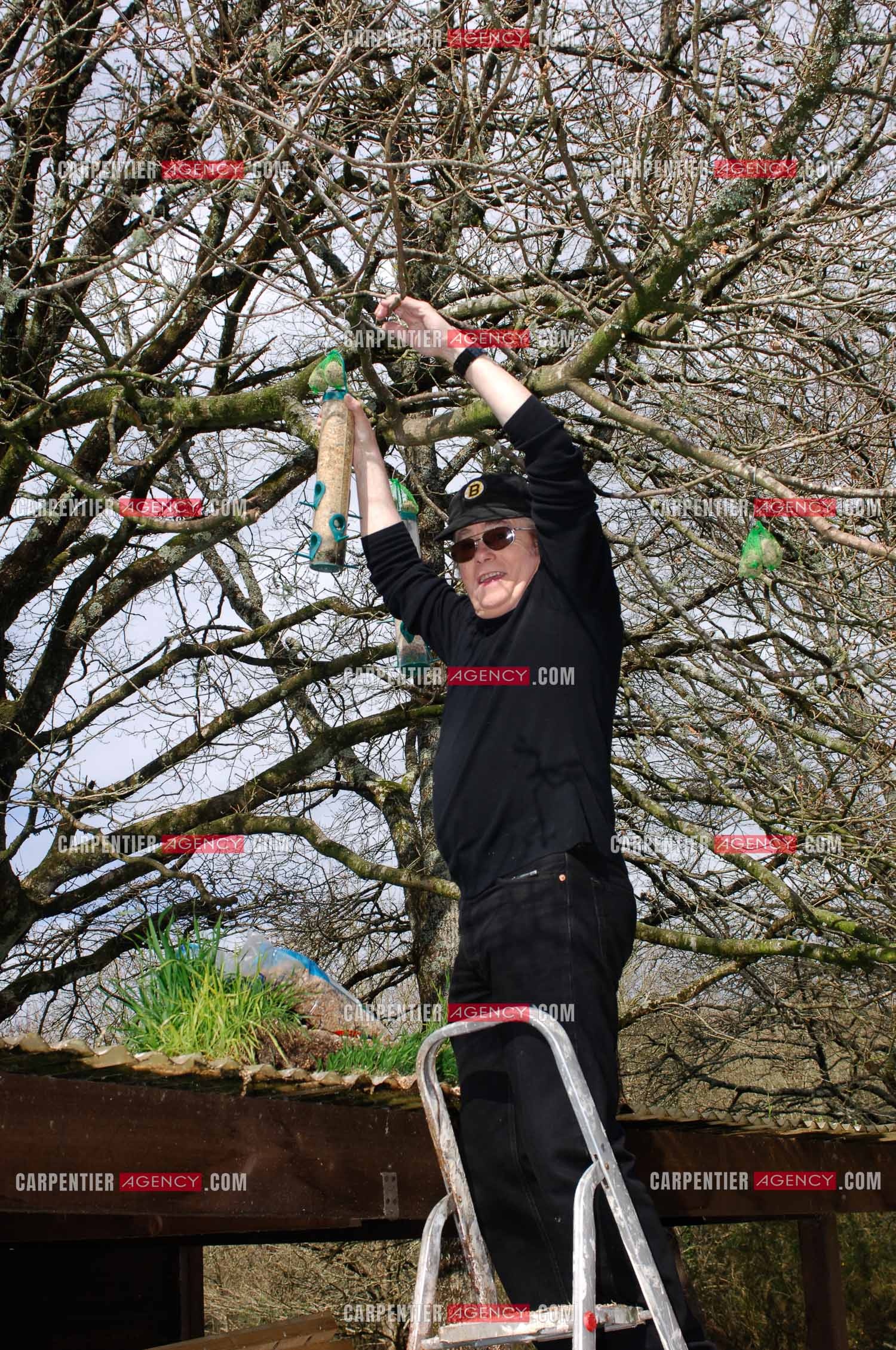 Alain Barrière chez lui s'occupant de ses animaux.