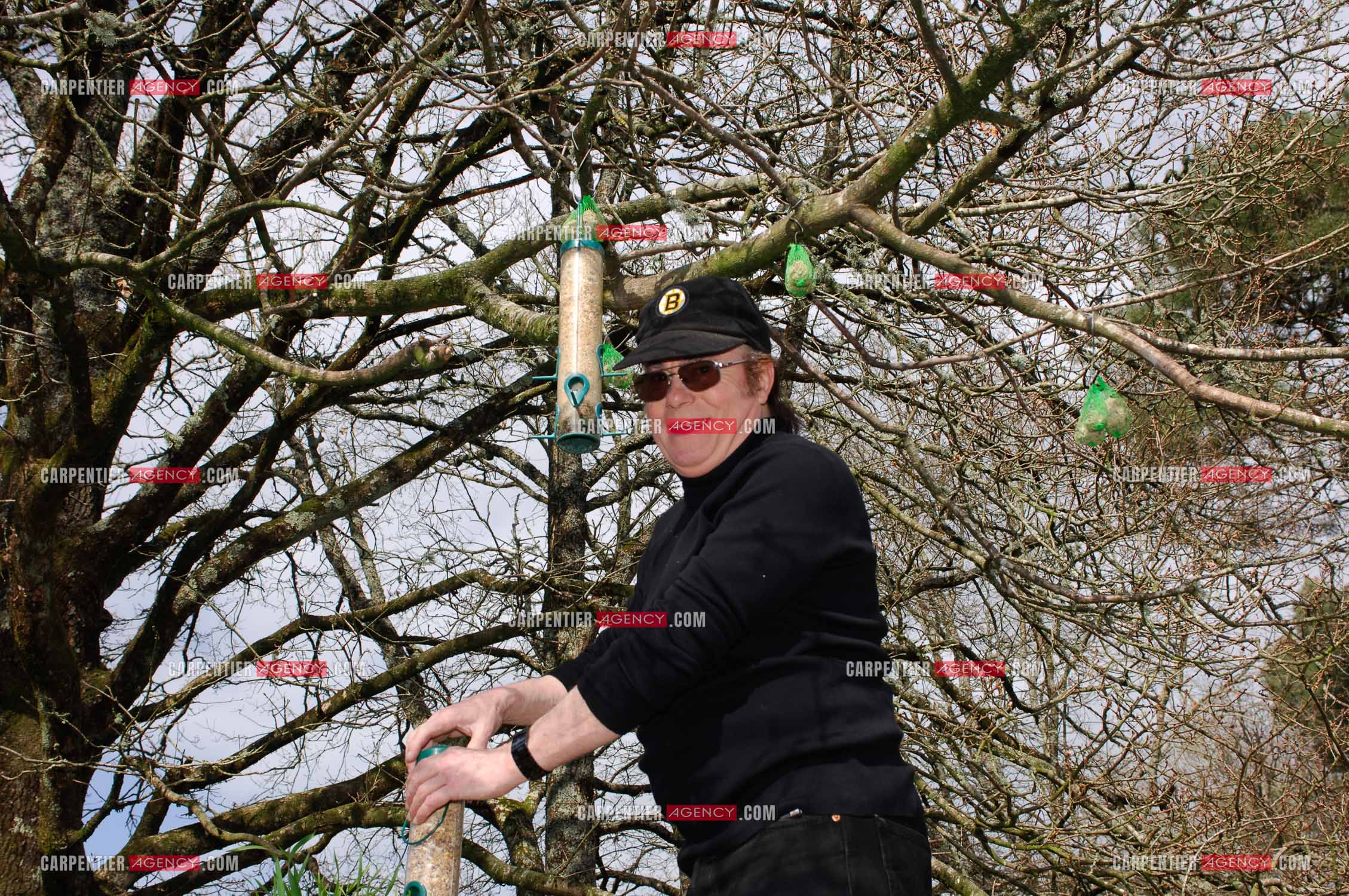 Alain Barrière chez lui s'occupant de ses animaux.