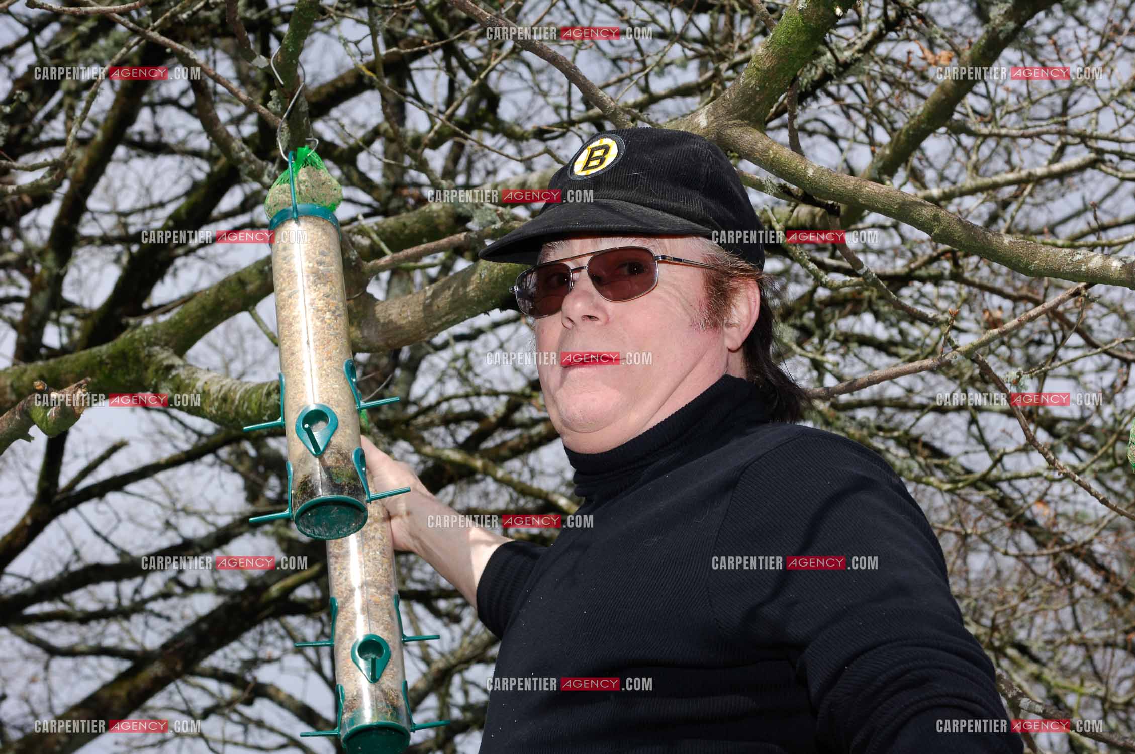Alain Barrière chez lui s'occupant de ses animaux.