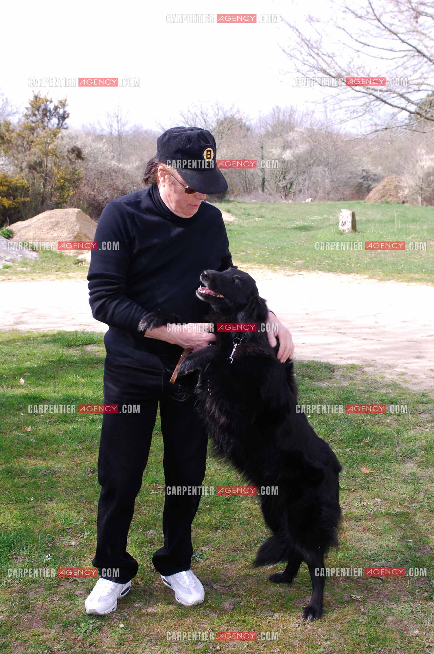 Alain Barrière chez lui avec sa chienne.