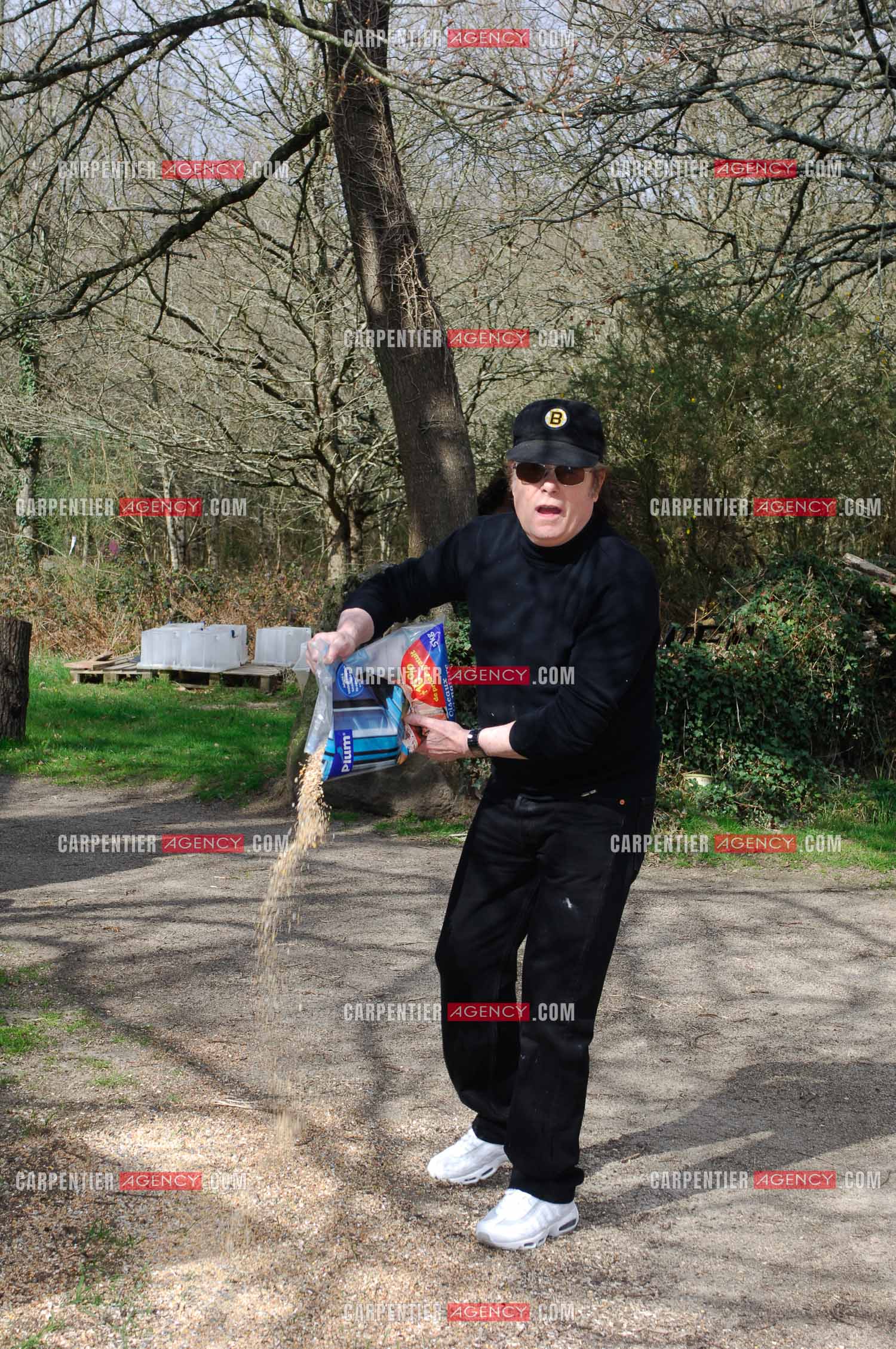 Alain Barrière chez lui s'occupant de ses animaux.
