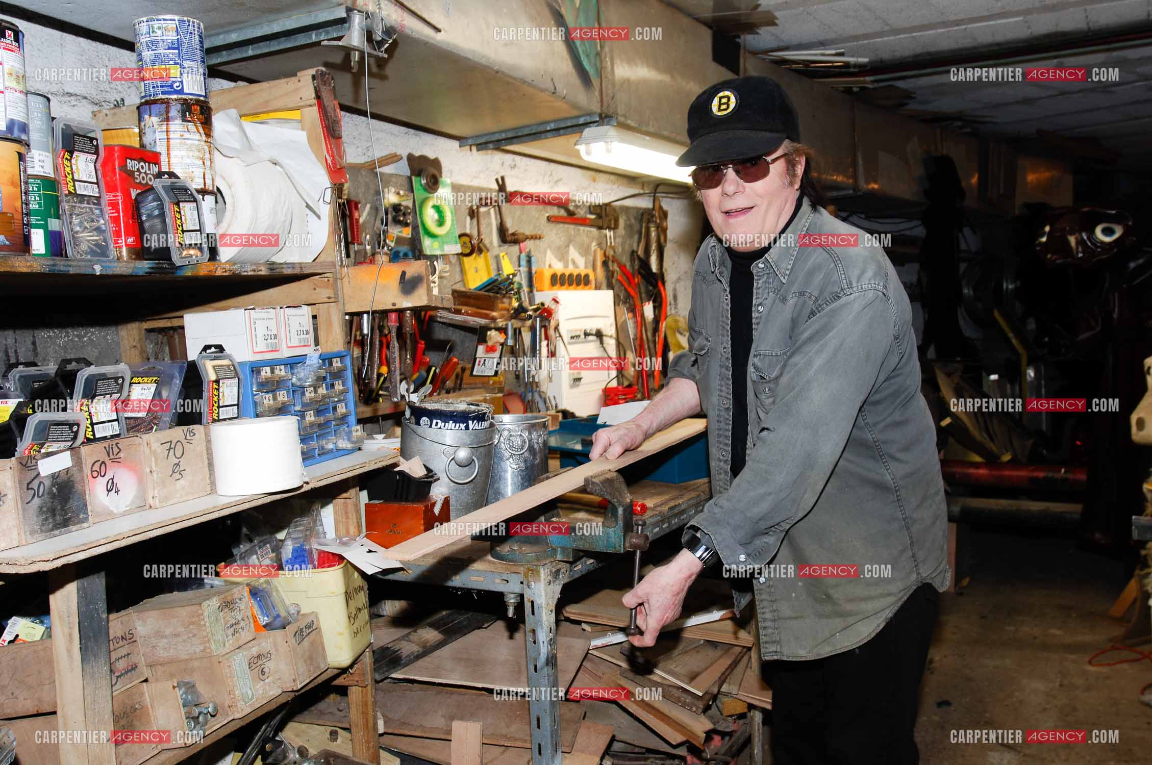 Alain Barrière chez lui dans son atelier faisant du bricolage.