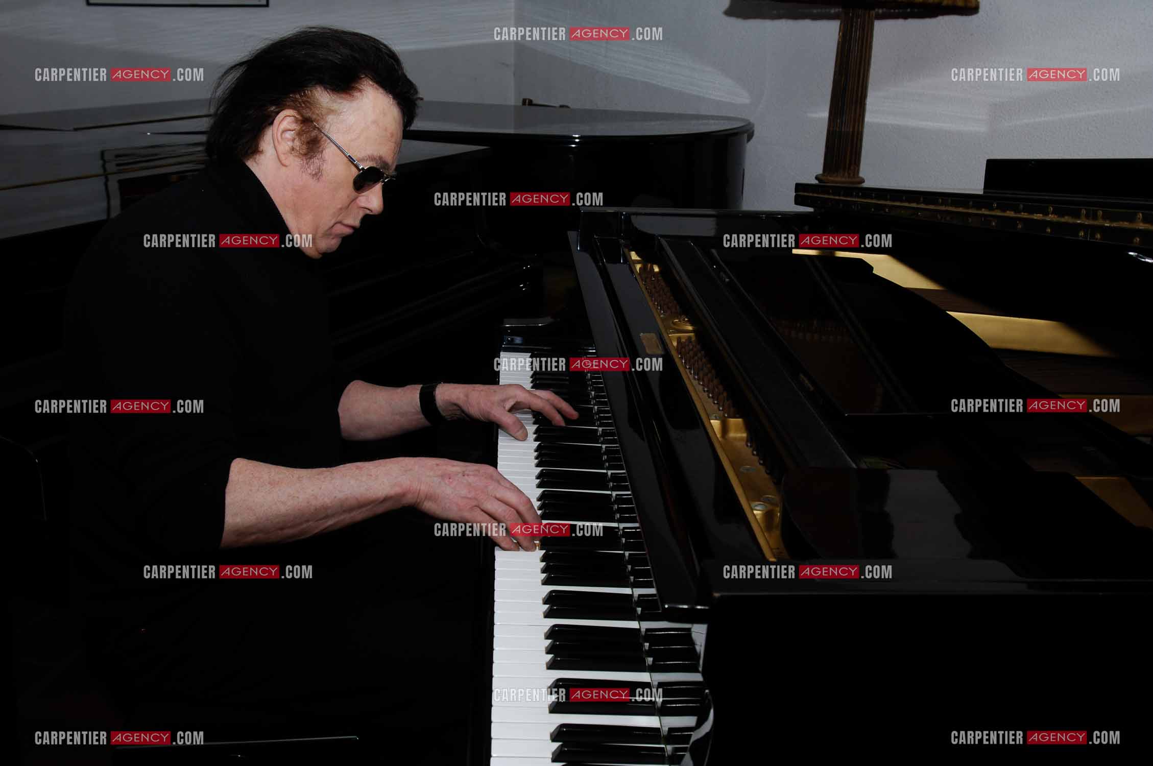 Alain Barrière chez lui a la Trinité sur Mer au piano.