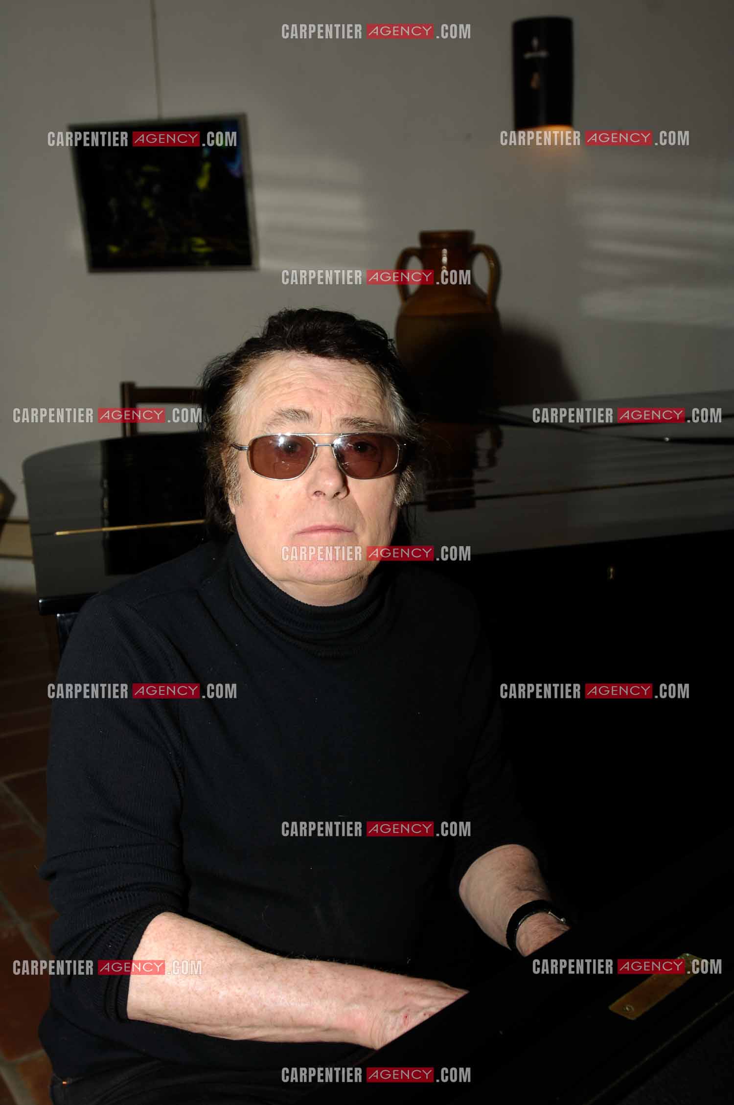 Alain Barrière chez lui a la Trinité sur Mer au piano.