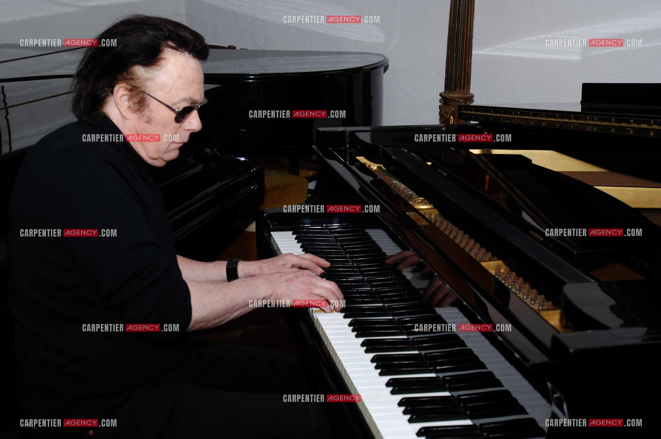 Alain Barrière chez lui a la Trinité sur Mer au piano.