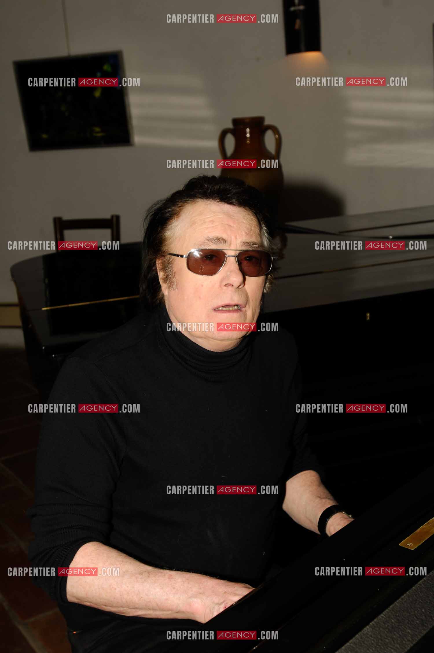 Alain Barrière chez lui a la Trinité sur Mer au piano.