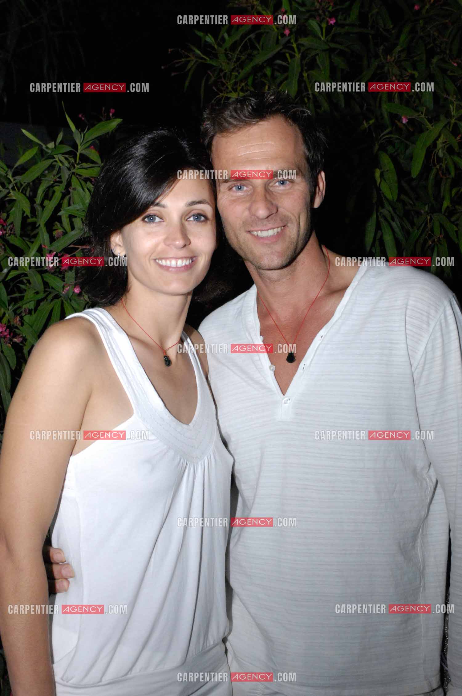 L'actrice Adeline Blondieau avec Sergio Temporelli son compagnon et père de leur fils Aïtor lors de la Soirée Blanche à Ramatuelle en 2007.  ( Exclusif )