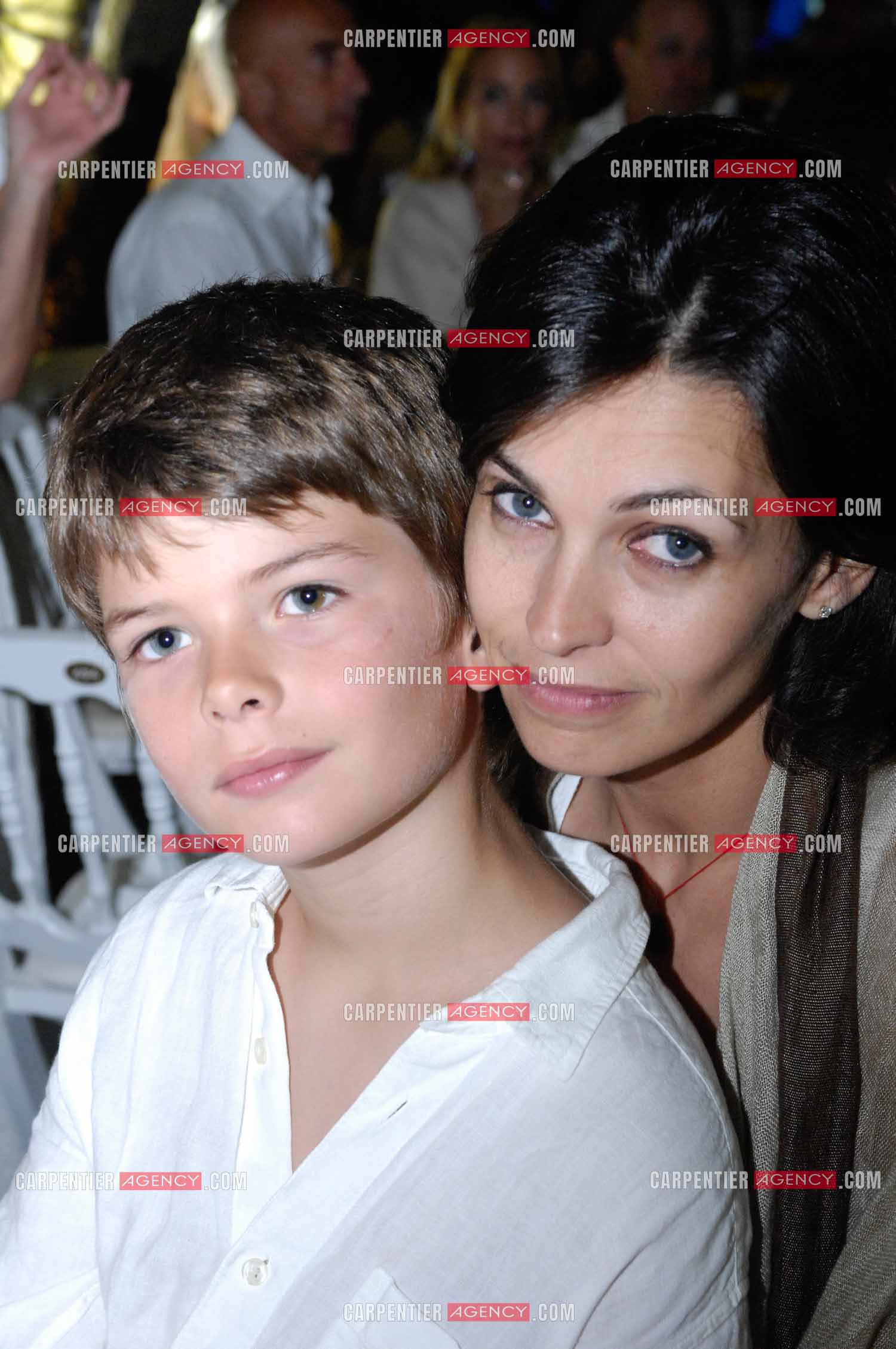 L'actrice Adeline Blondieau avec son fils Aïtor lors de la Soirée Blanche à Ramatuelle en 2007.  ( Exclusif )