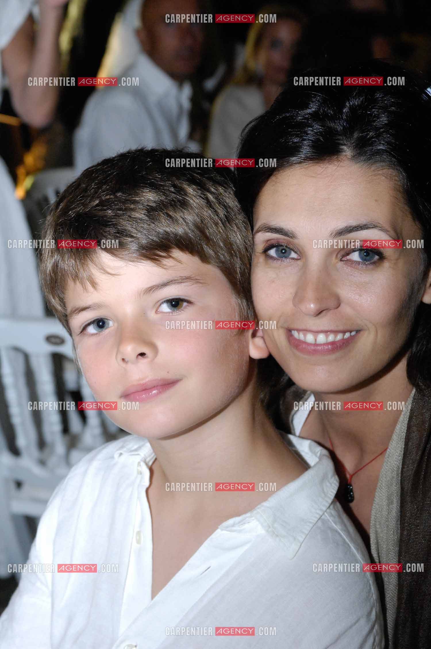 L'actrice Adeline Blondieau avec son fils Aïtor lors de la Soirée Blanche à Ramatuelle en 2007.  ( Exclusif )