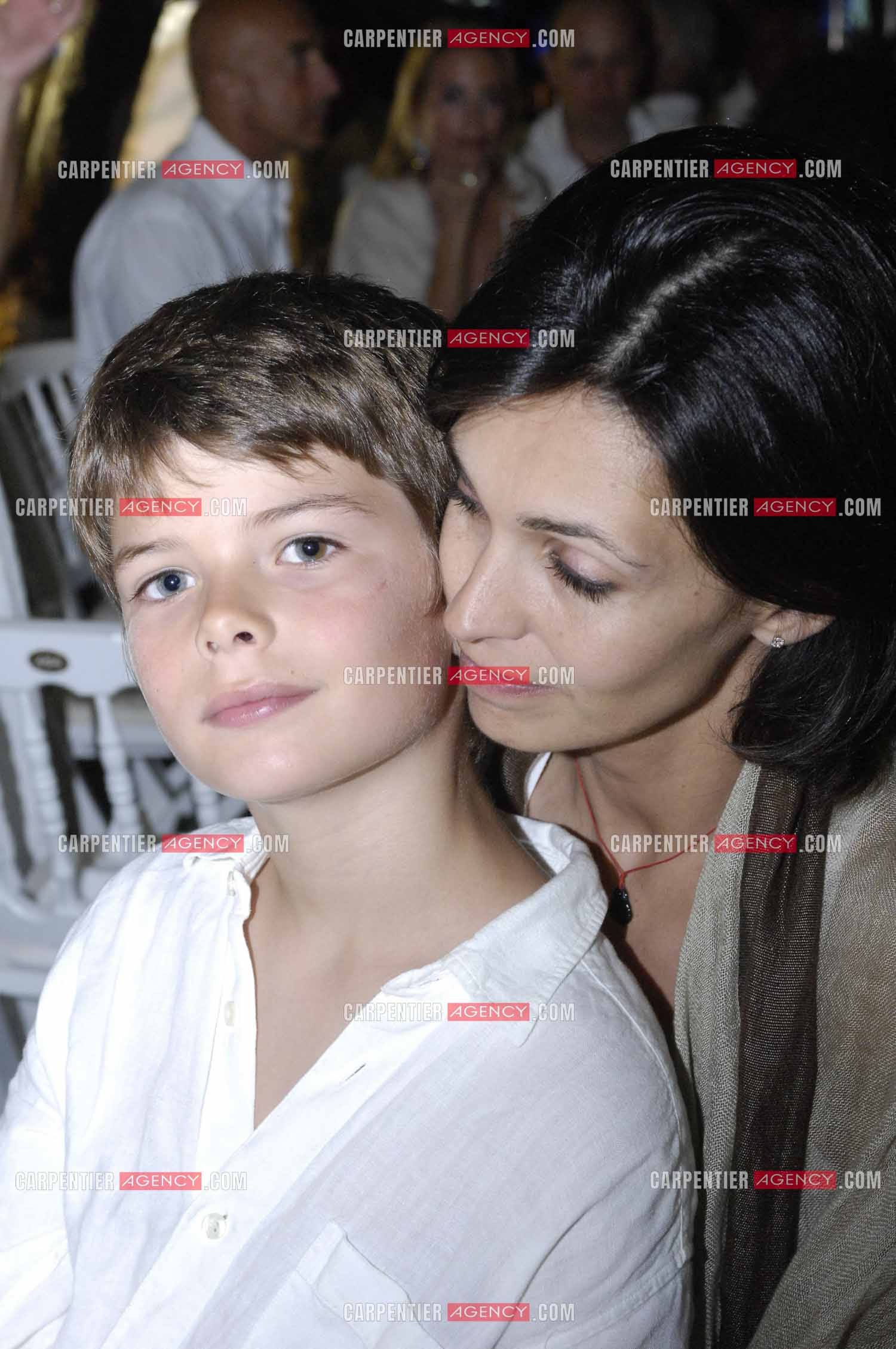 L'actrice Adeline Blondieau avec son fils Aïtor lors de la Soirée Blanche à Ramatuelle en 2007.  ( Exclusif )