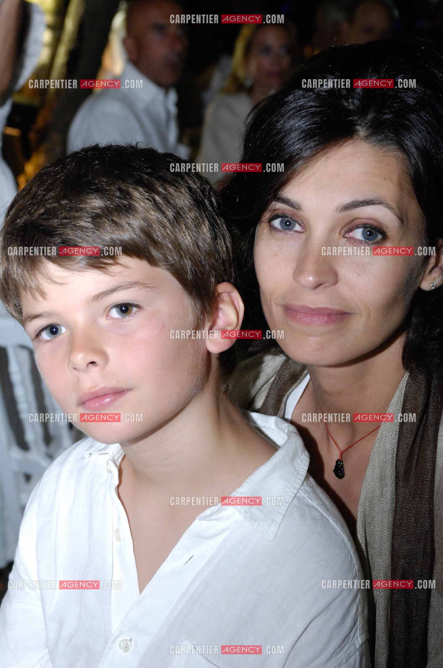 L'actrice Adeline Blondieau avec son fils Aïtor lors de la Soirée Blanche à Ramatuelle en 2007.  ( Exclusif )