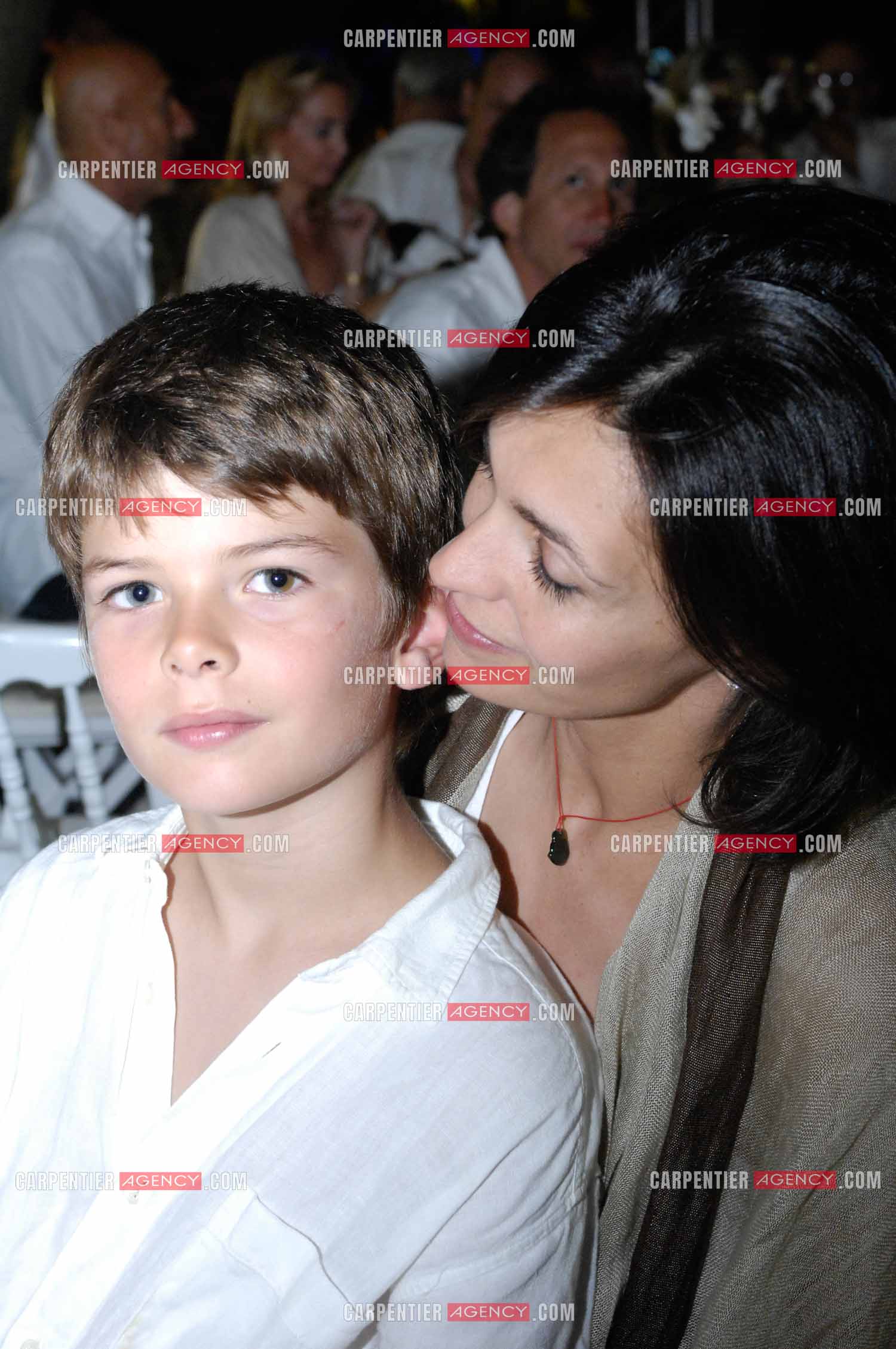 L'actrice Adeline Blondieau avec son fils Aïtor lors de la Soirée Blanche à Ramatuelle en 2007.  ( Exclusif )