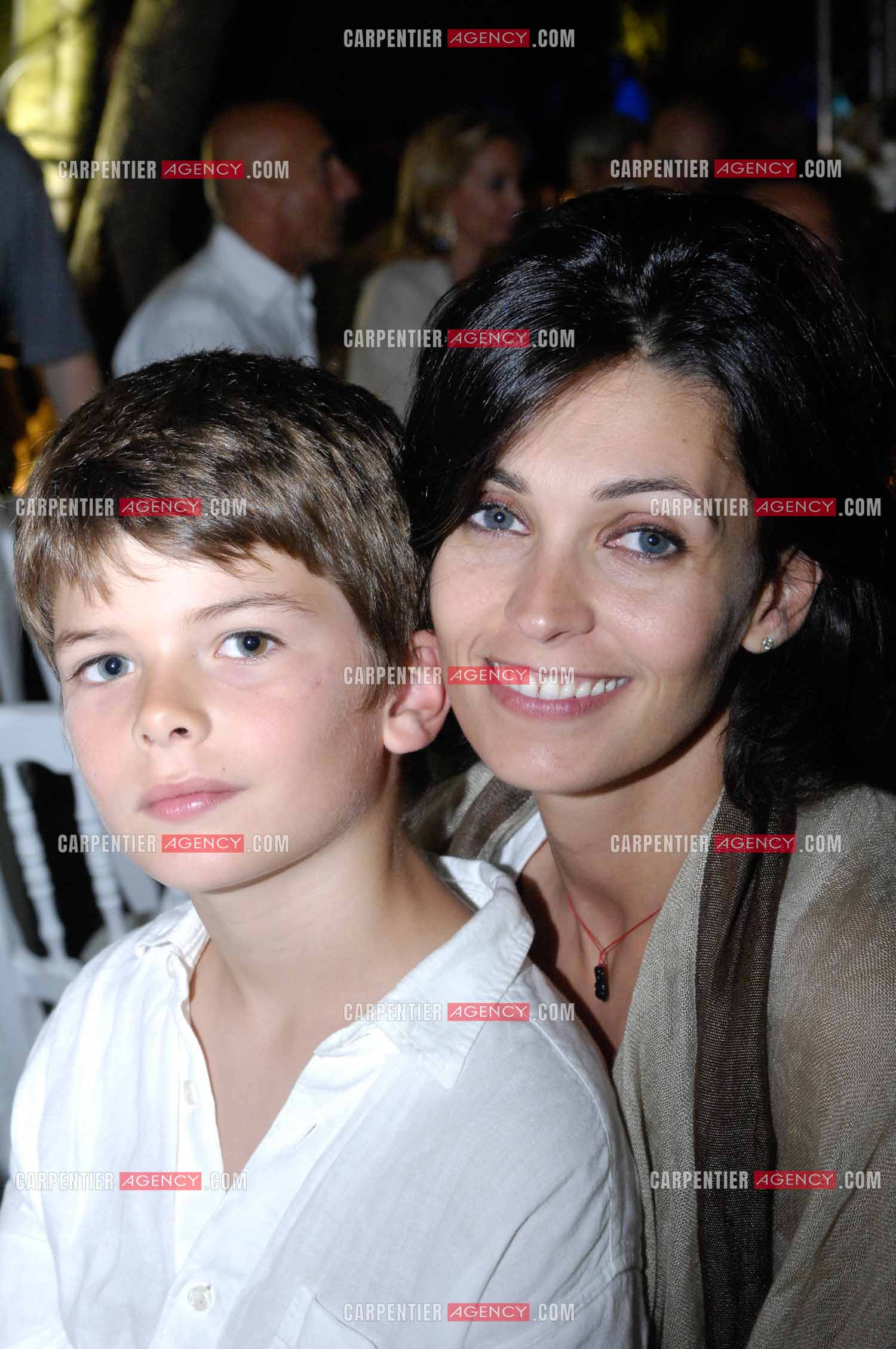 L'actrice Adeline Blondieau avec son fils Aïtor lors de la Soirée Blanche à Ramatuelle en 2007.  ( Exclusif )