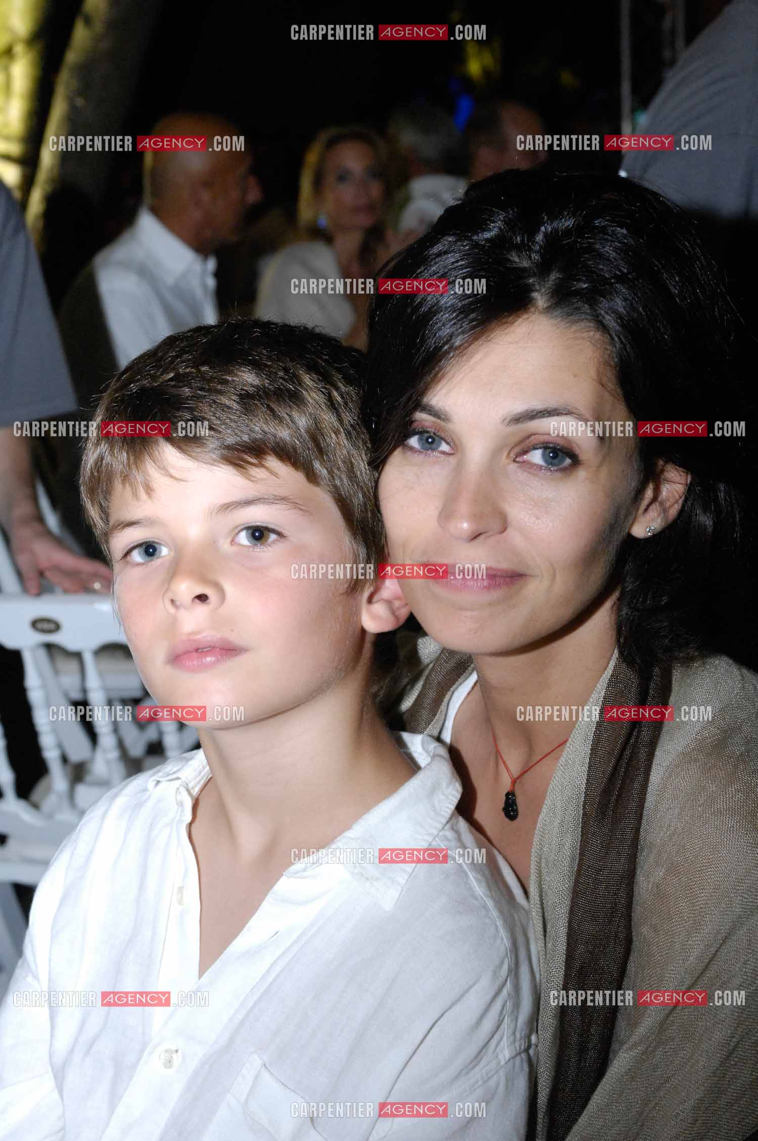 L'actrice Adeline Blondieau avec son fils Aïtor lors de la Soirée Blanche à Ramatuelle en 2007.  ( Exclusif )
