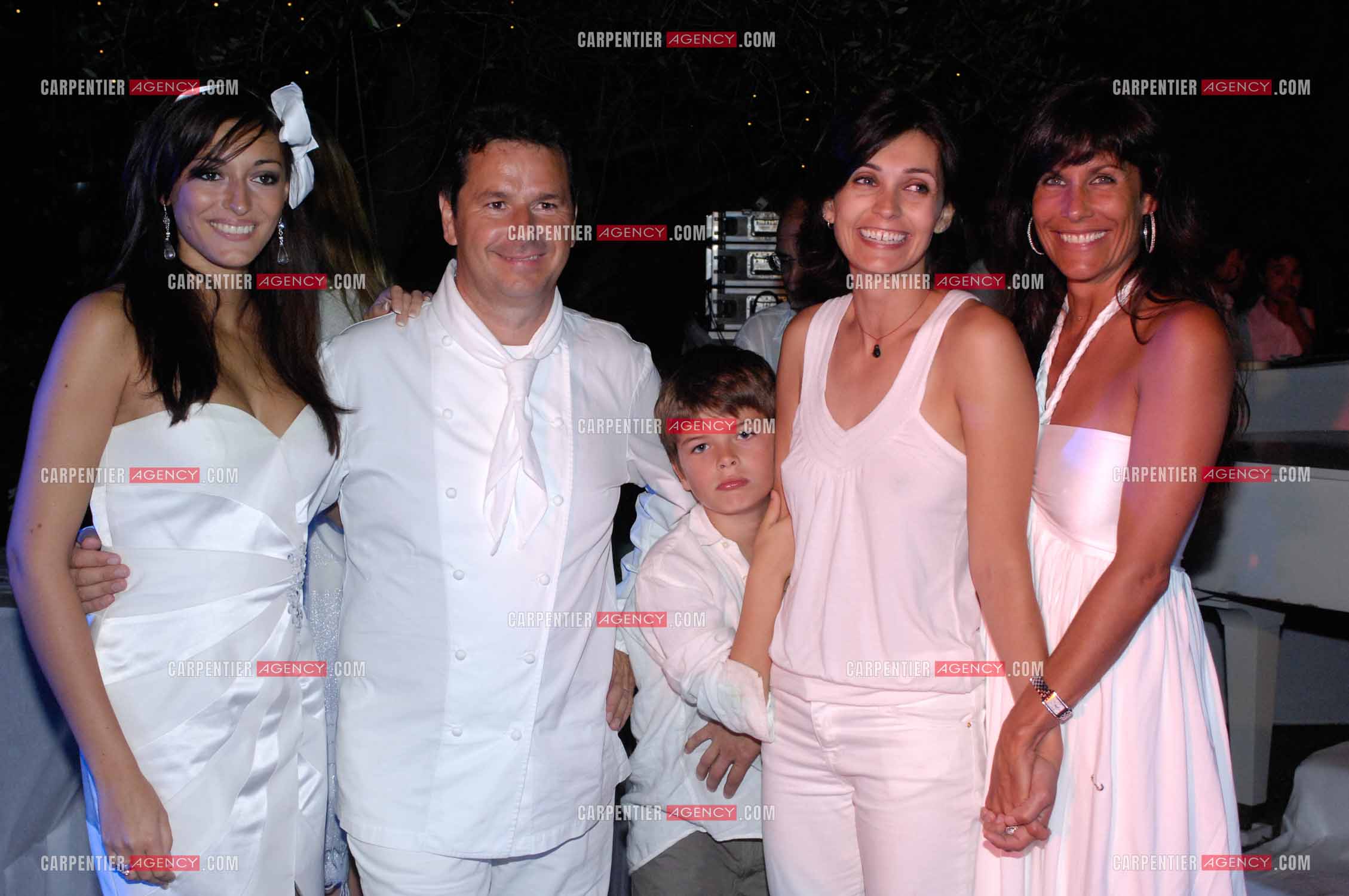 Miss France 2007 Rachel Legrain-Trapani, le restaurateur Christophe Leroy, l'actrice Adeline Blondieau avec son fils Aïtor et l'actrice Astrid Veillon lors de la Soirée Blanche à Ramatuelle en 2007.  ( Exclusif