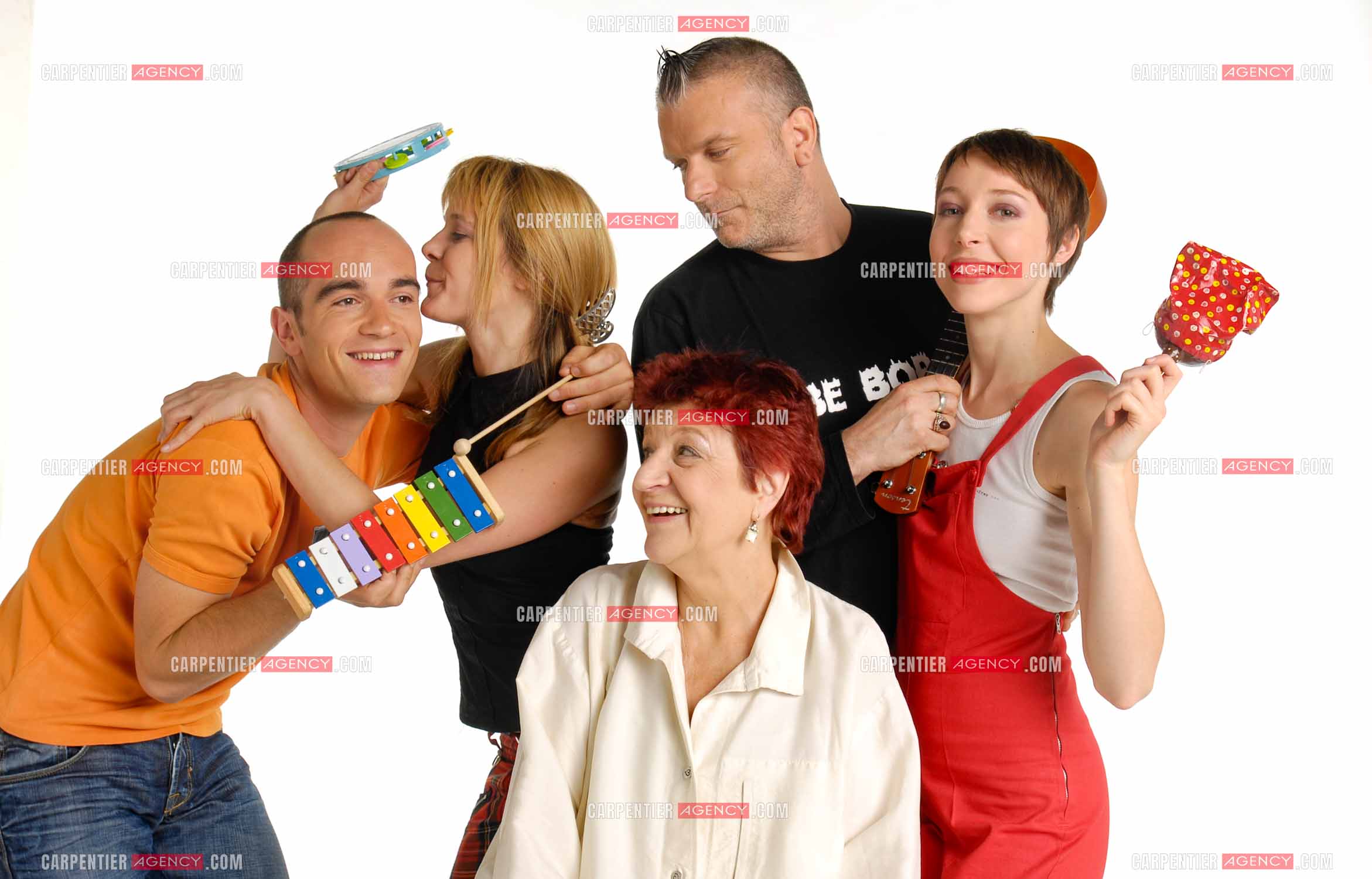 La chanteuse Anne Sylvestre  et sa troupe " Génération Sylvestre " avec Sansévérino, Guillaume Adelbert, Agnès Bihl, et Jeanne Cherhal. ( Exclusif )