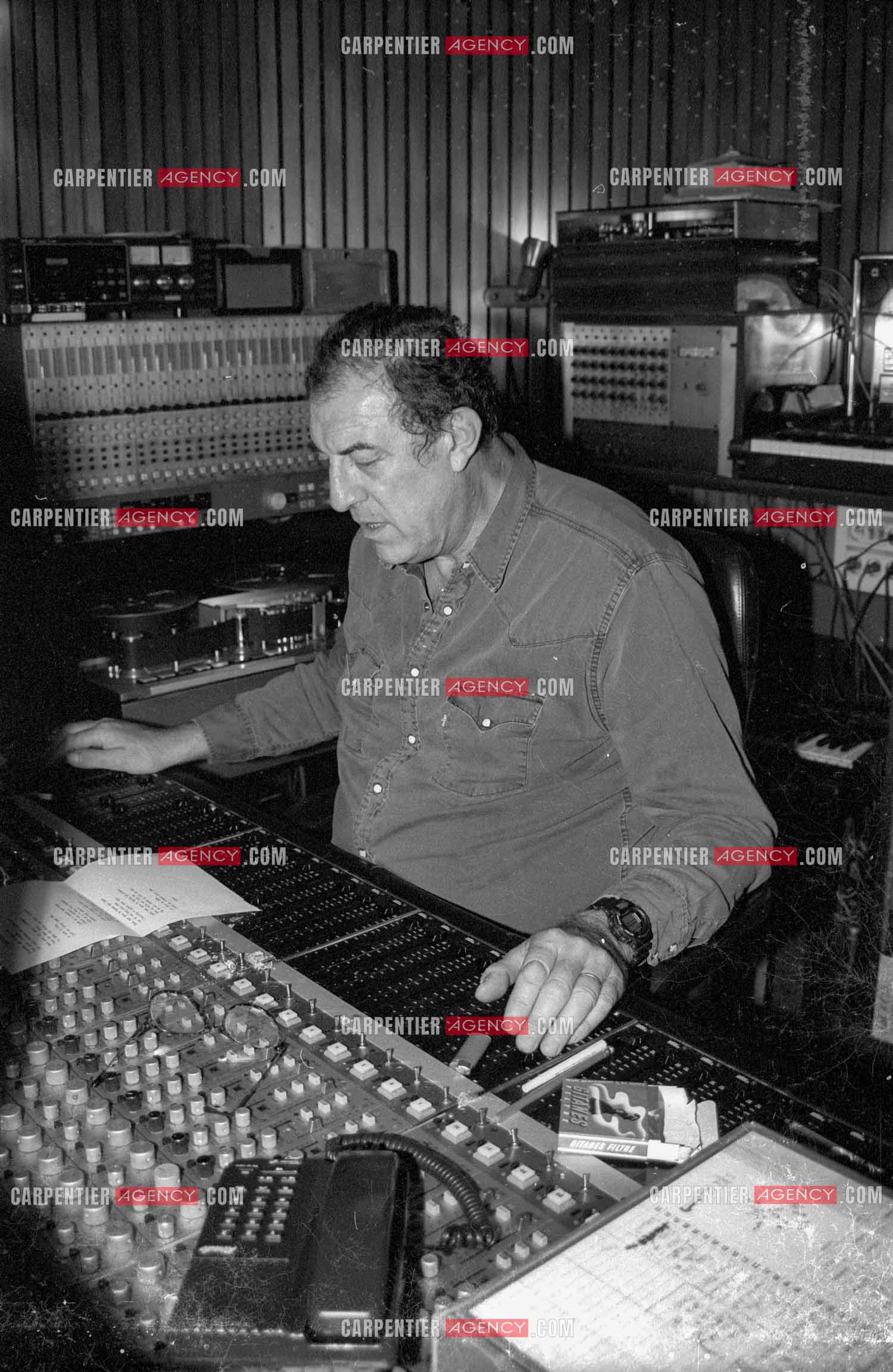 Bernard Estardy au studio CBE à Paris.  ( Exclusif )