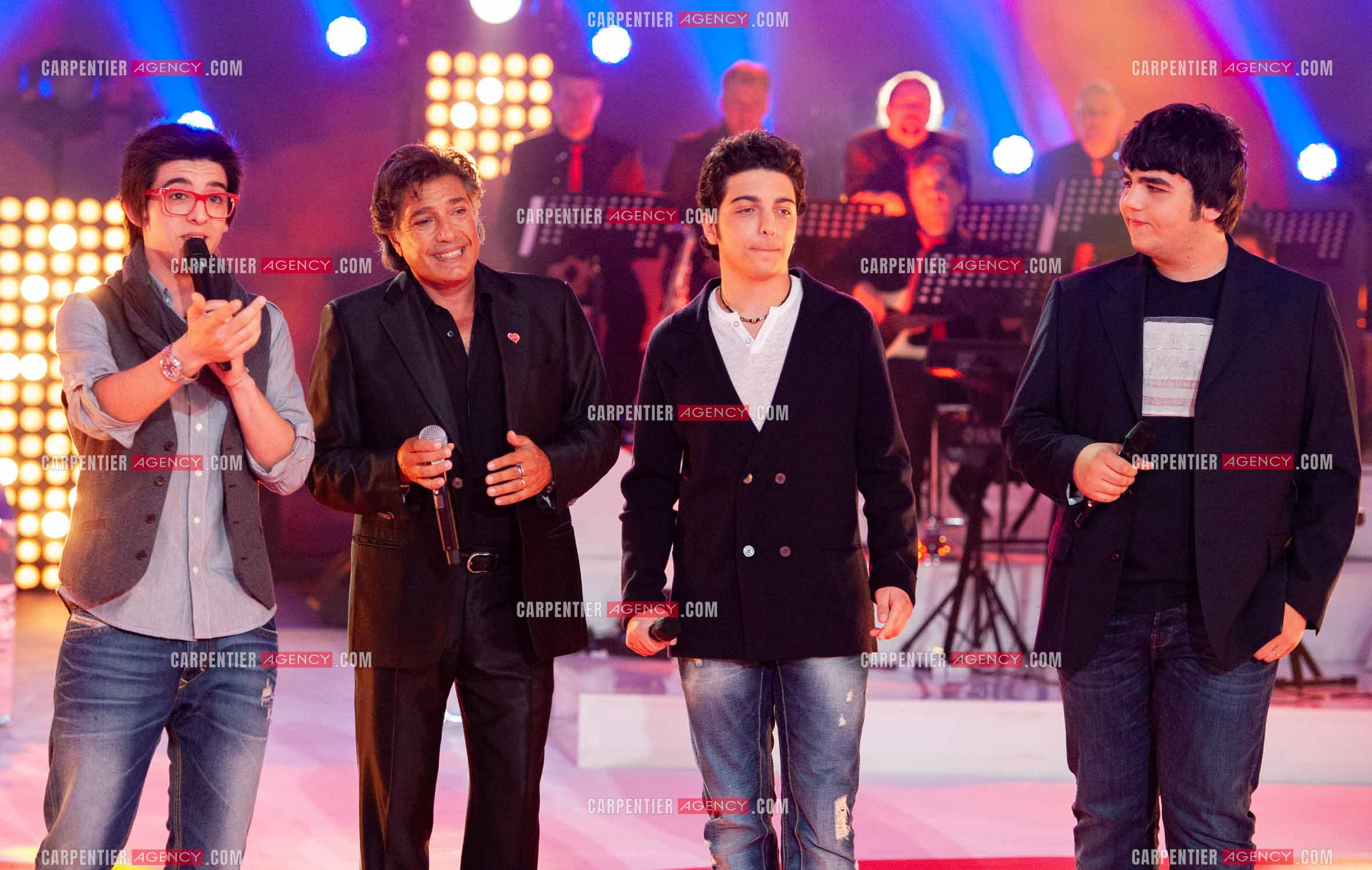 Le chanteur Frédéric François entouré du groupe italien Il Volo composé de Piero Barone, Ignazio Boschetto et Gianluca Ginoble lors du Télé Vie à Bruxelles en Belgique le 07 mai 2011.