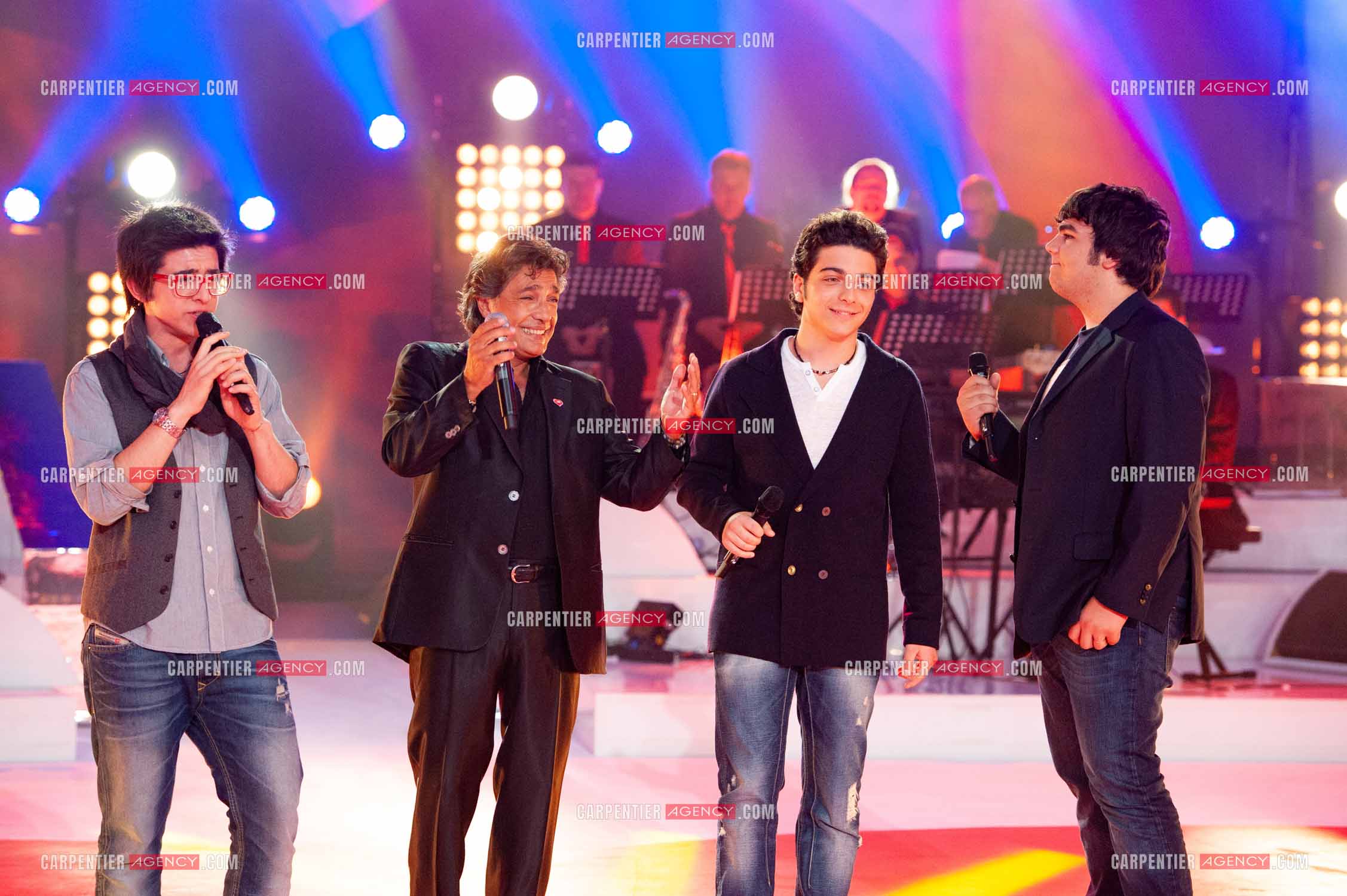 Le chanteur Frédéric François entouré du groupe italien Il Volo composé de Piero Barone, Ignazio Boschetto et Gianluca Ginoble lors du Télé Vie à Bruxelles en Belgique le 07 mai 2011.
