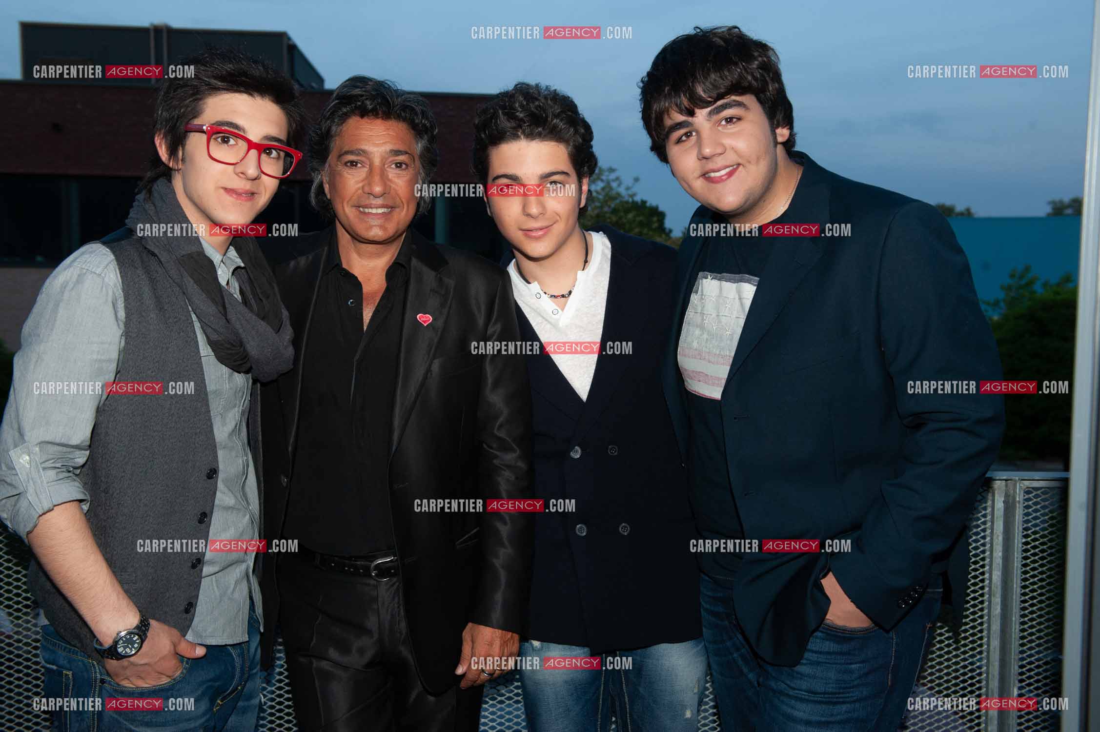 Le chanteur Frédéric François entouré du groupe italien Il Volo composé de Piero Barone, Ignazio Boschetto et Gianluca Ginoble lors du Télé Vie à Bruxelles en Belgique le 07 mai 2011.
