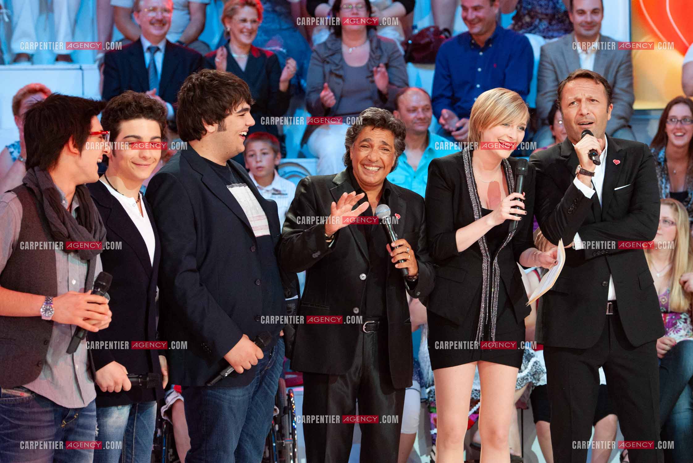 Le chanteur Frédéric François entouré du groupe italien Il Volo composé de Piero Barone, Ignazio Boschetto et Gianluca Ginoble lors du Télé Vie présenté par l'animateur Arthur à Bruxelles en Belgique le 07 mai 2011.
