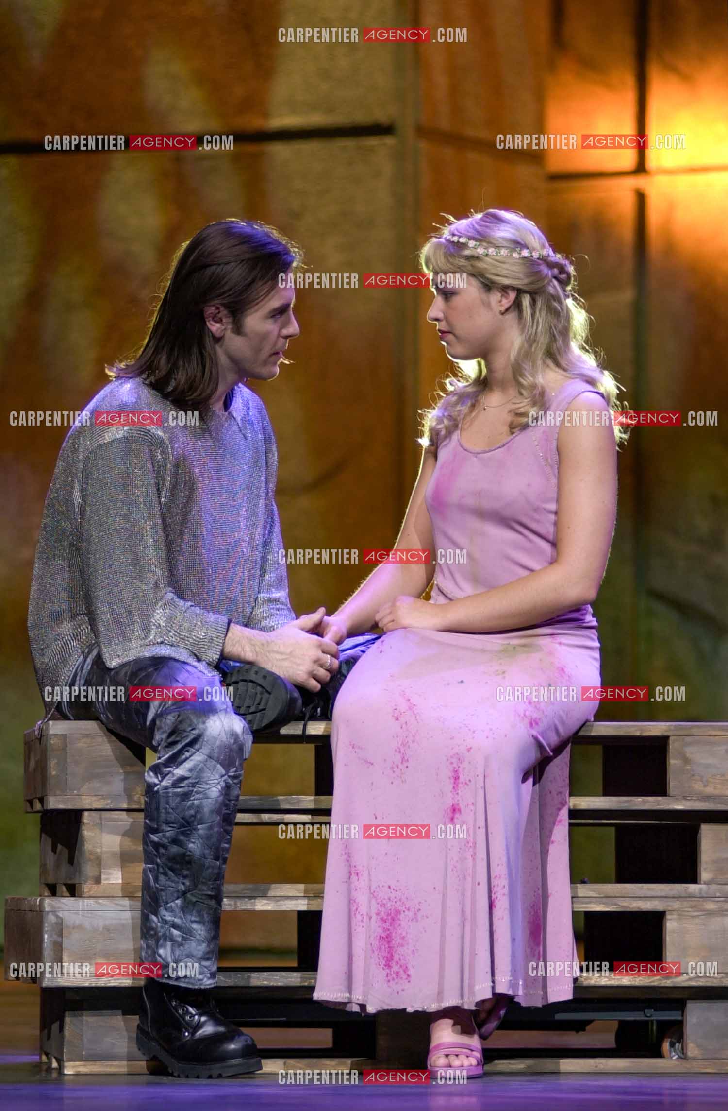 La chanteuse Natasha St Pier débute à Londres à l'âge de 19ans dans la comédie musicale “ Notre-Dame De Paris “ pour le rôle de Fleur de Lys. Ici avec son partenaire Steve Balsamo dans le rôle de Phœbus.  ( Exclusif )