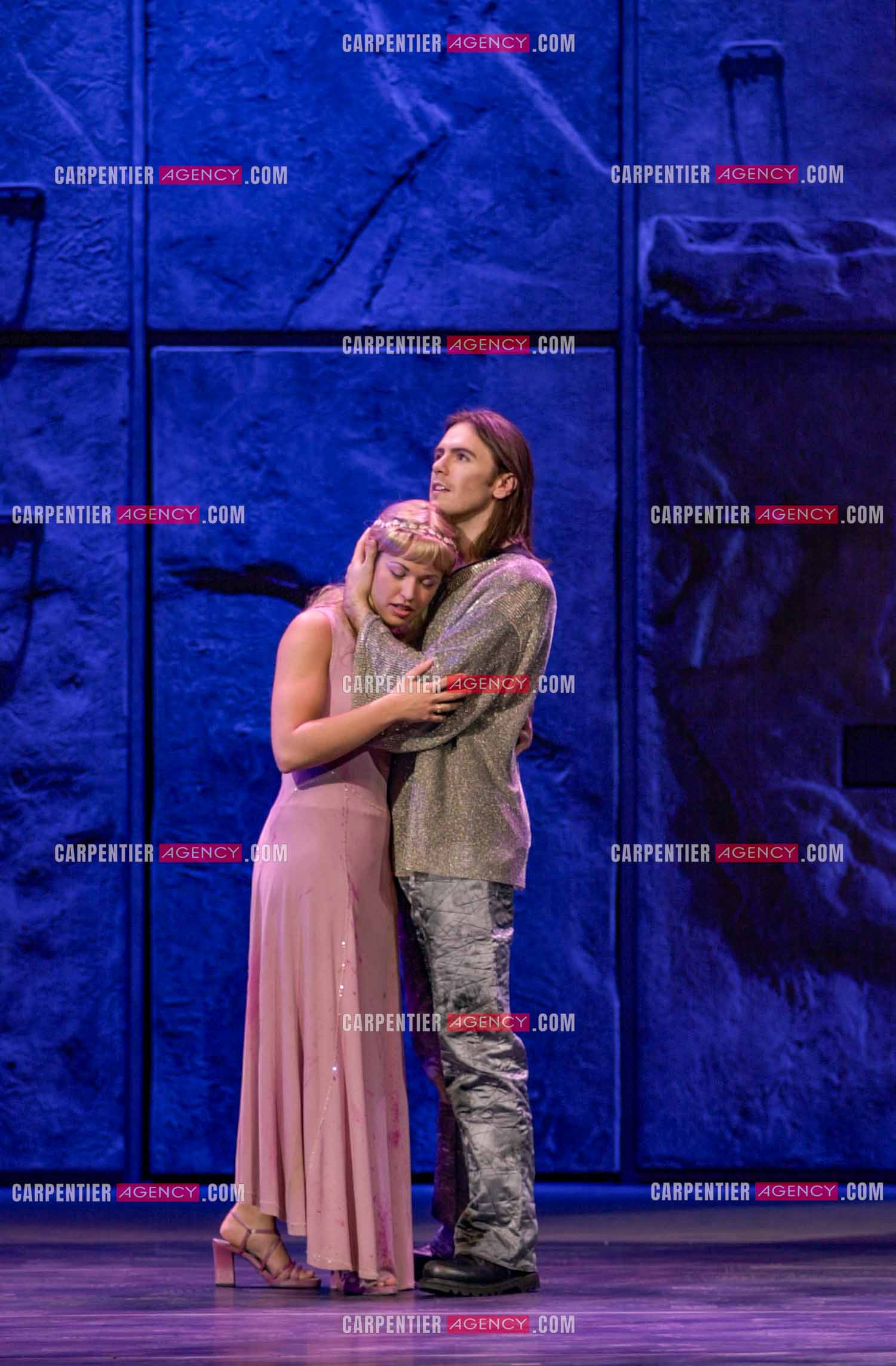 La chanteuse Natasha St Pier débute à Londres à l'âge de 19ans dans la comédie musicale “ Notre-Dame De Paris “ pour le rôle de Fleur de Lys. Ici avec son partenaire Steve Balsamo dans le rôle de Phœbus.  ( Exclusif )