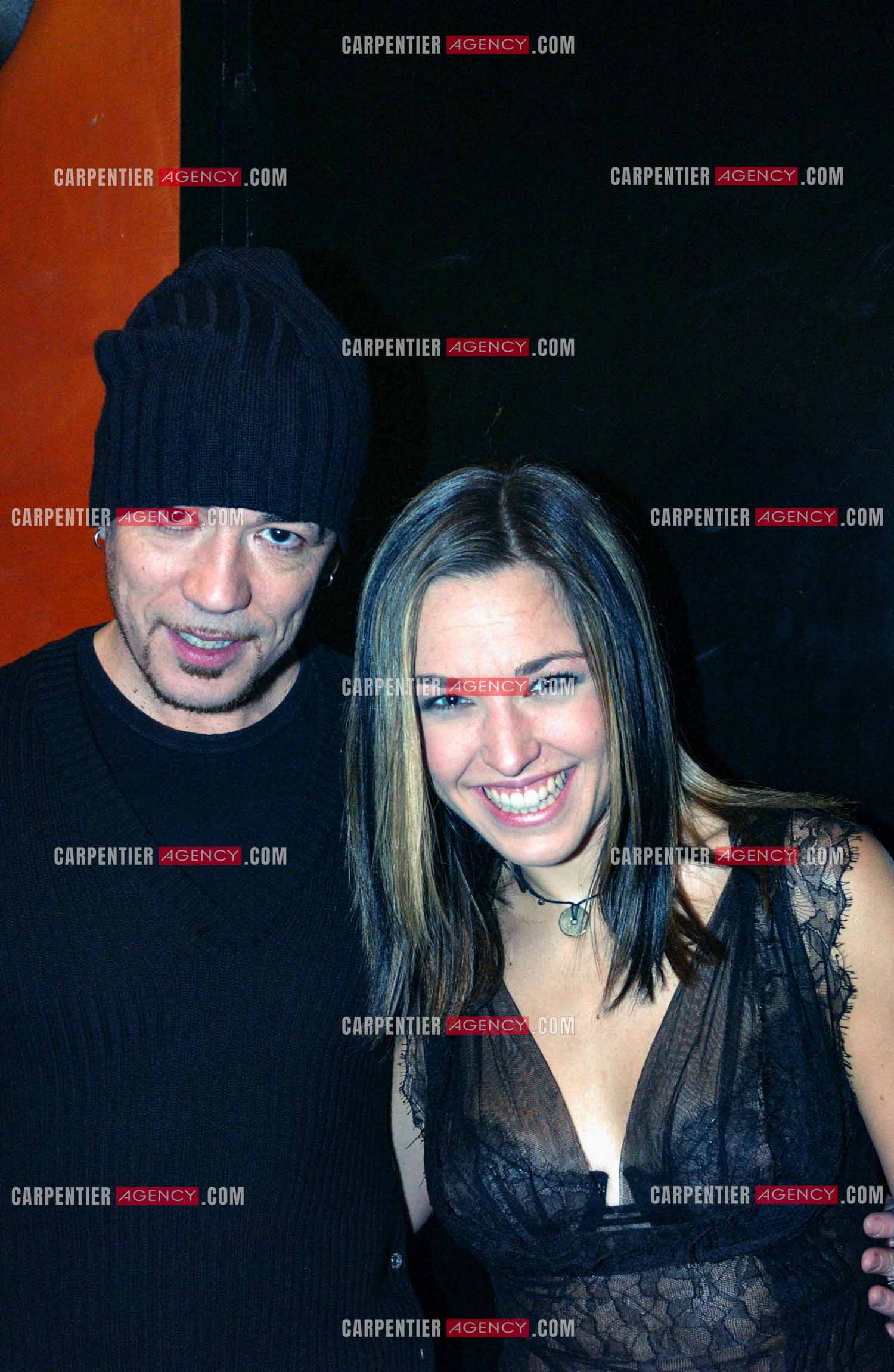 La chanteuse québécoise Natasha St Pier lors de son concert à l'Olympia en 2004. Dans sa loge, avec le chanteur Pascal Obispo.  ( Exclusif )