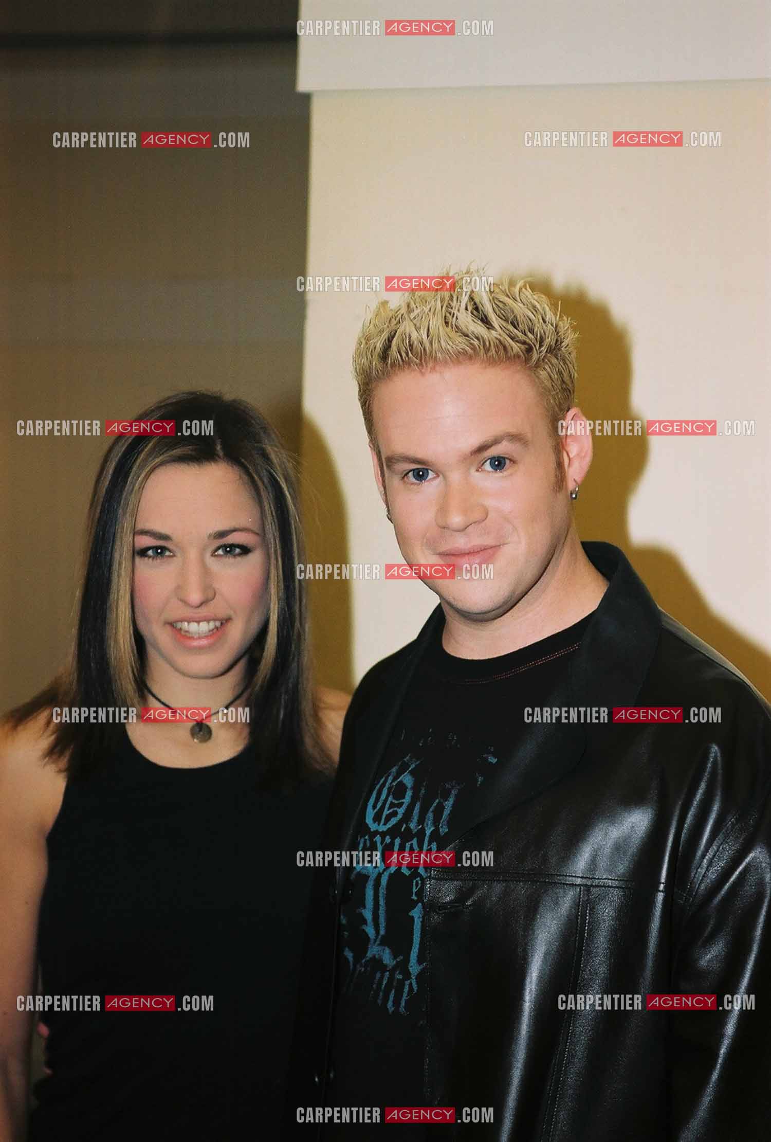 La chanteuse québécoise Natasha St Pier lors de son concert à l'Olympia en 2004. Dans sa loge, avec son ami le chanteur canadien Jean-Sébastien Lavoie.  ( Exclusif )