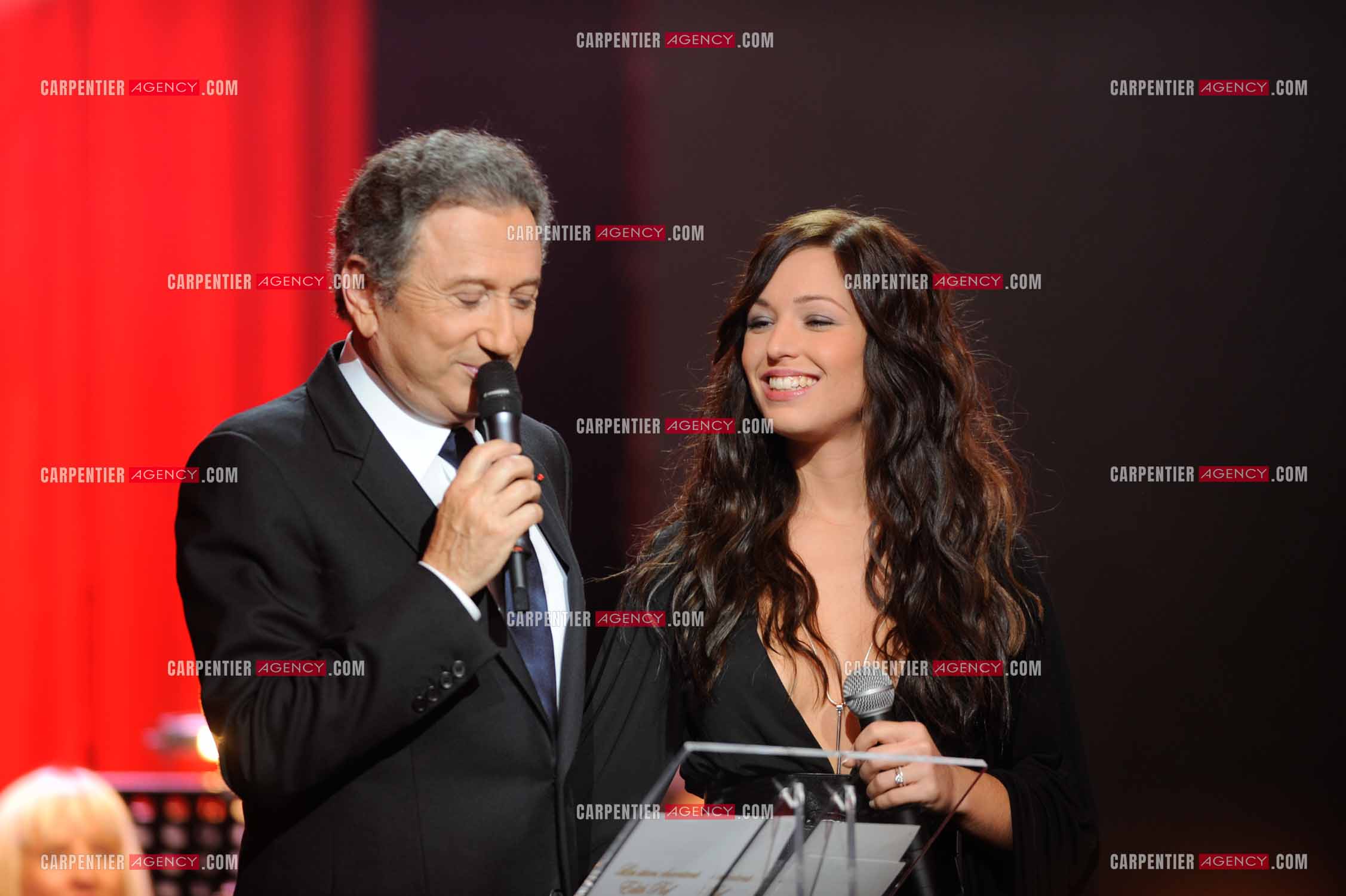 L’animateur Michel Drucker présente l’émission au théâtre Marigny “ Les stars chantent Edith Piaf pour + de vie “ en présence de Natasha St Pier.