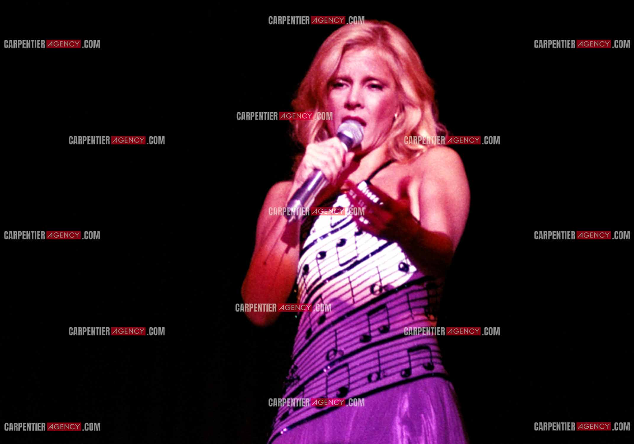 La chanteuse Sylvie Vartan en concert à Vienne en 1977.