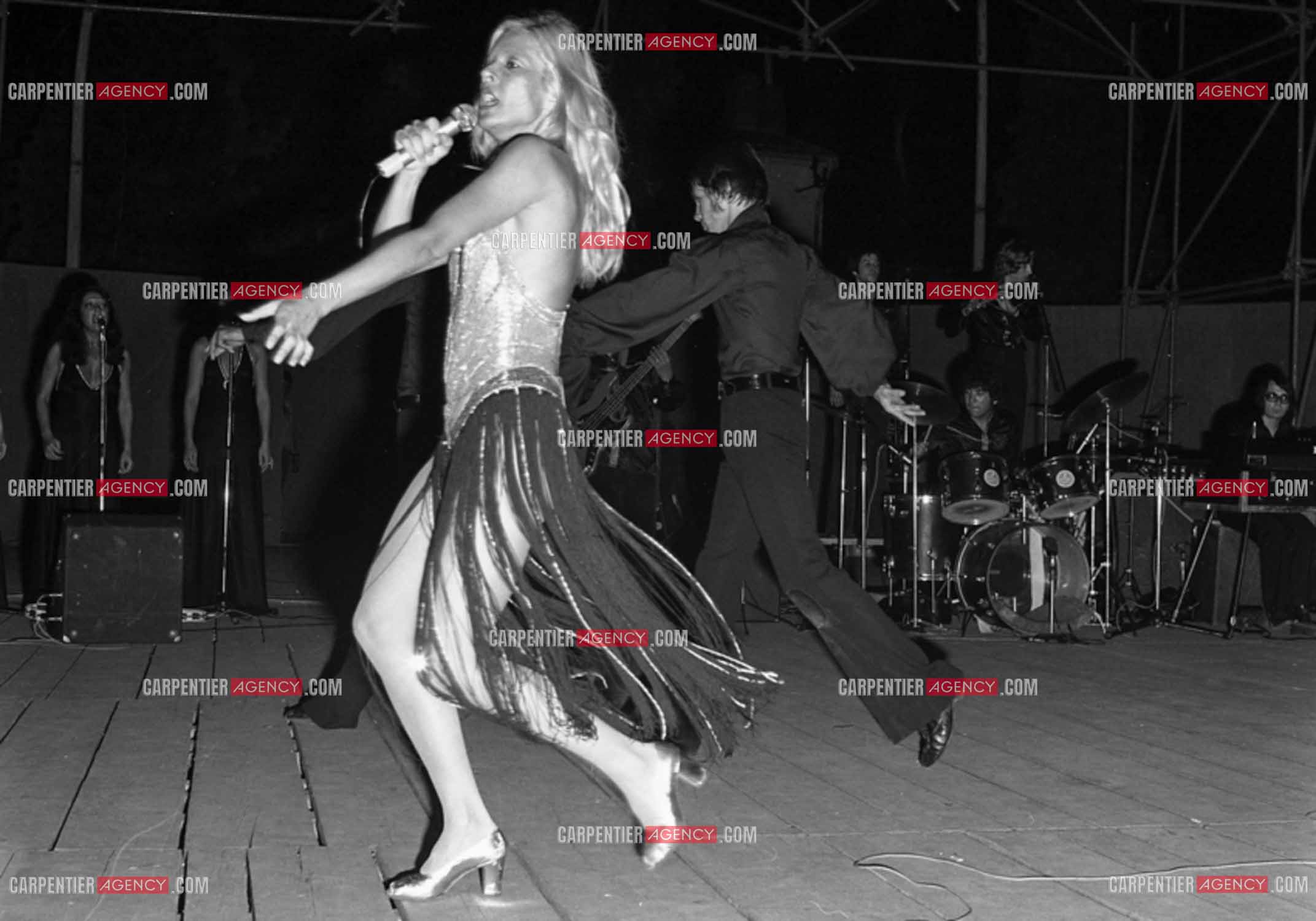 La chanteuse Sylvie Vartan en concert à Grenoble en 1977.