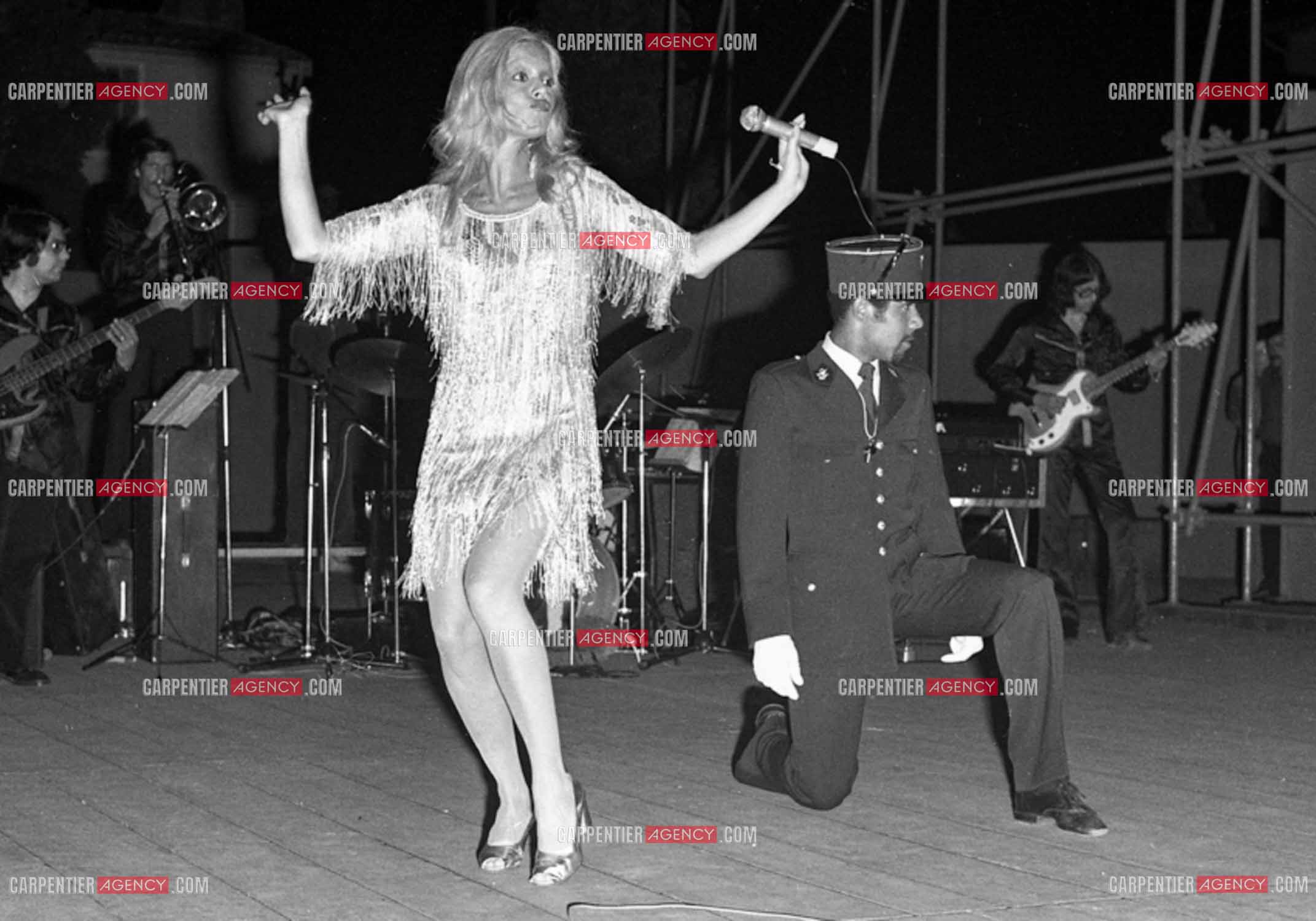 La chanteuse Sylvie Vartan en concert à Grenoble en 1977.