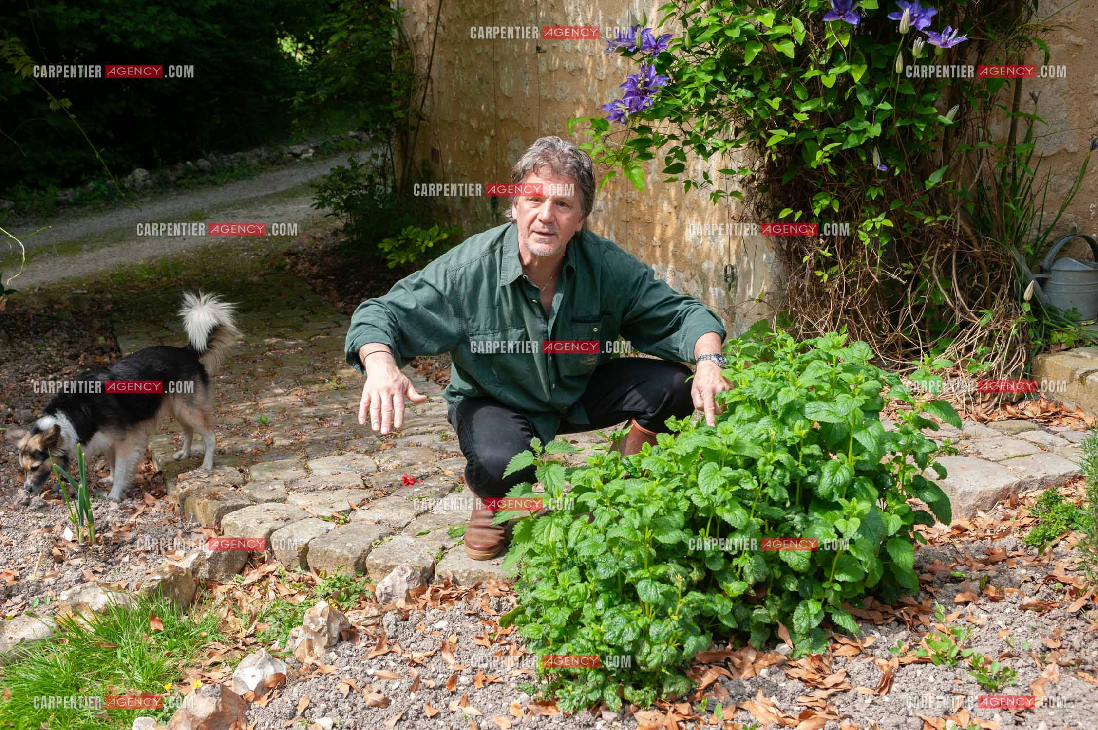 Le chanteur Gérard  Lenorman dans sa résidence secondaire avec ses animaux.   ( Exclusif )