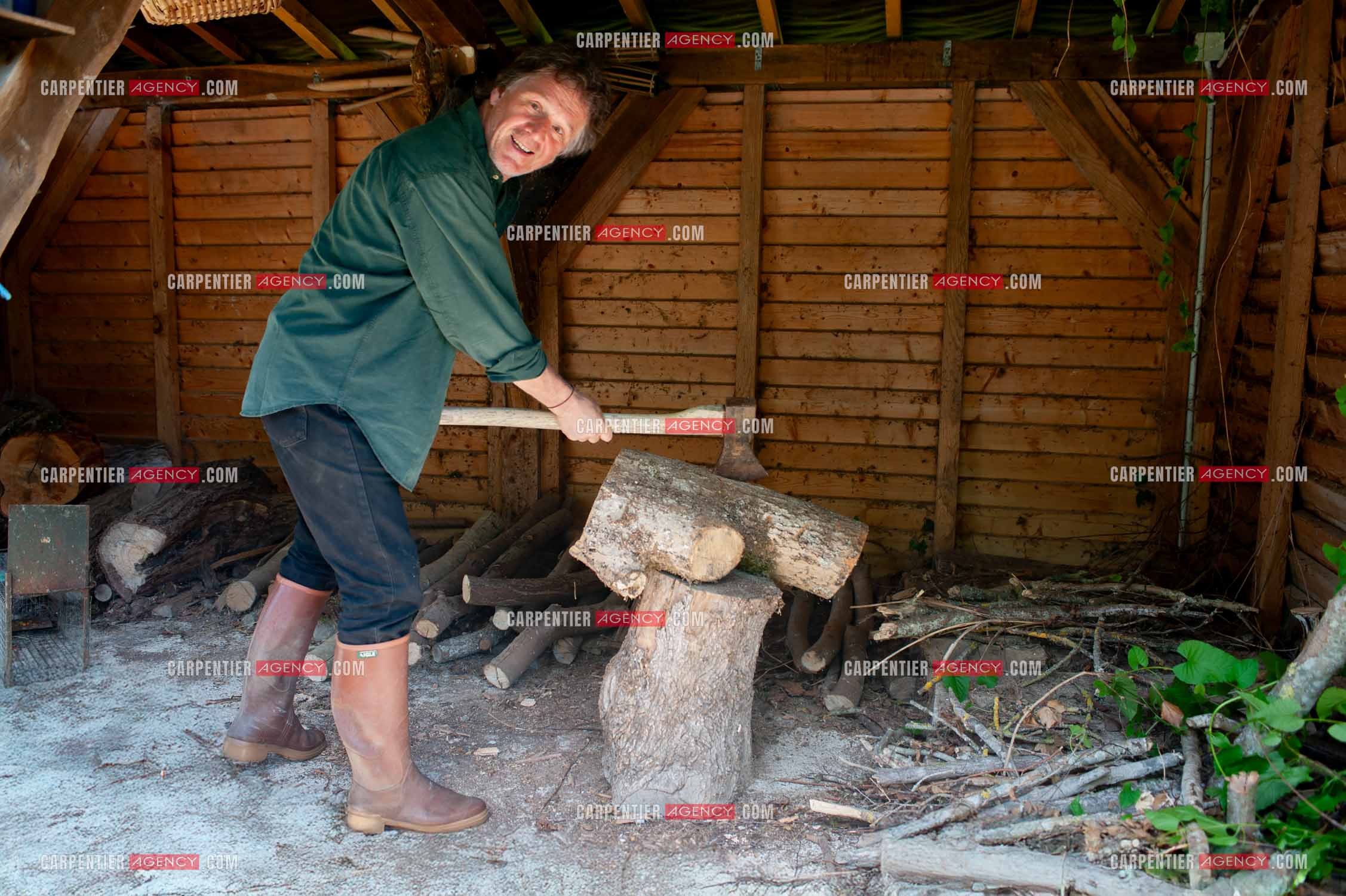 Le chanteur Gérard  Lenorman dans sa résidence secondaire avec ses animaux.   ( Exclusif )