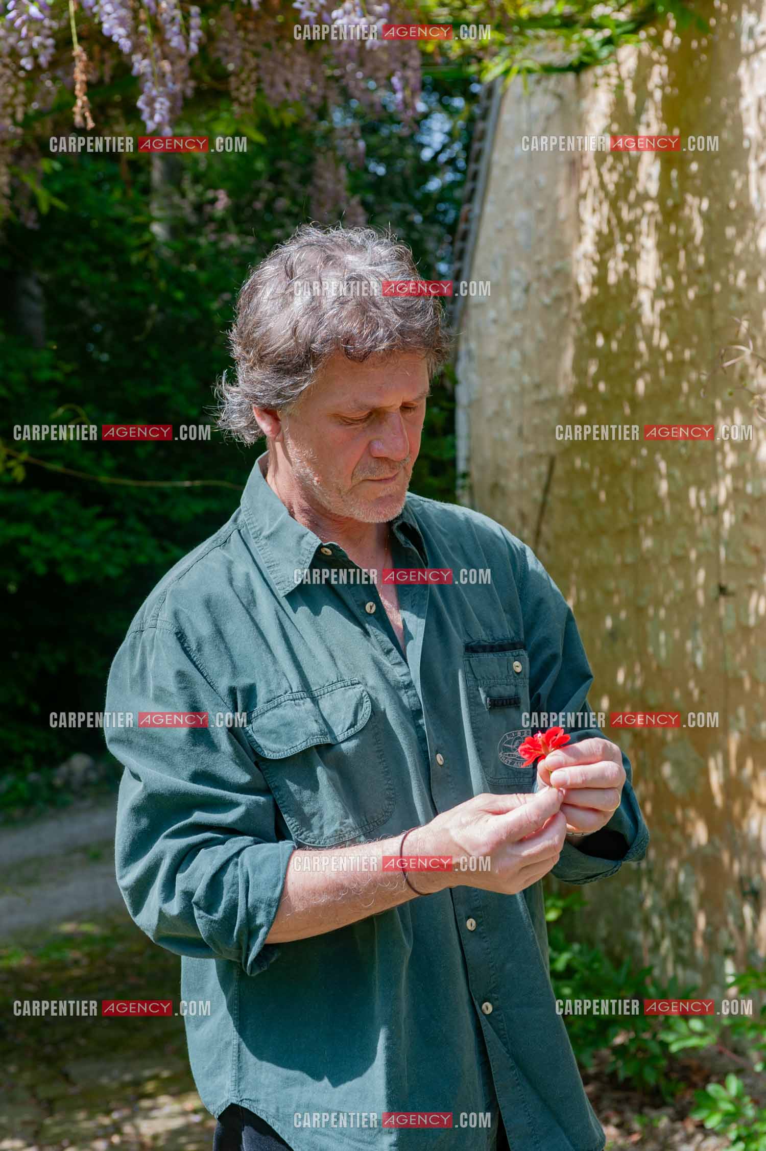 Le chanteur Gérard  Lenorman dans sa résidence secondaire avec ses animaux.   ( Exclusif )