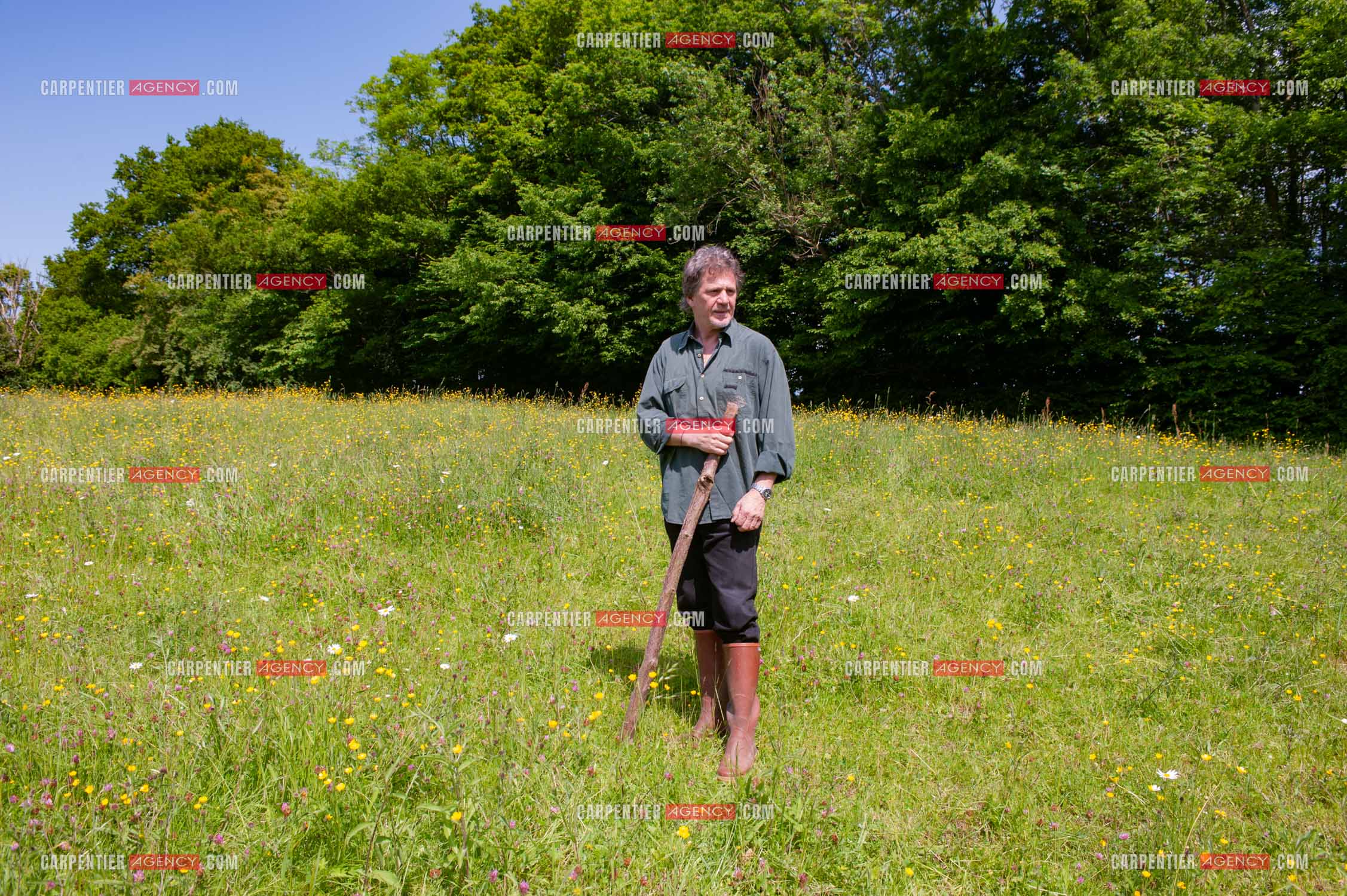 Le chanteur Gérard  Lenorman dans sa résidence secondaire avec ses animaux.   ( Exclusif )