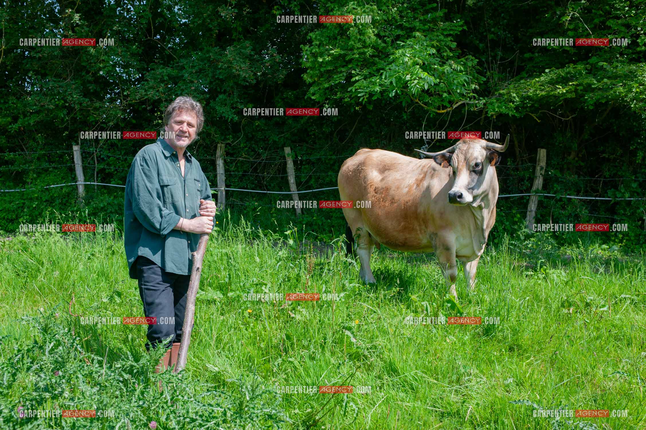 Le chanteur Gérard  Lenorman dans sa résidence secondaire avec ses animaux.   ( Exclusif )