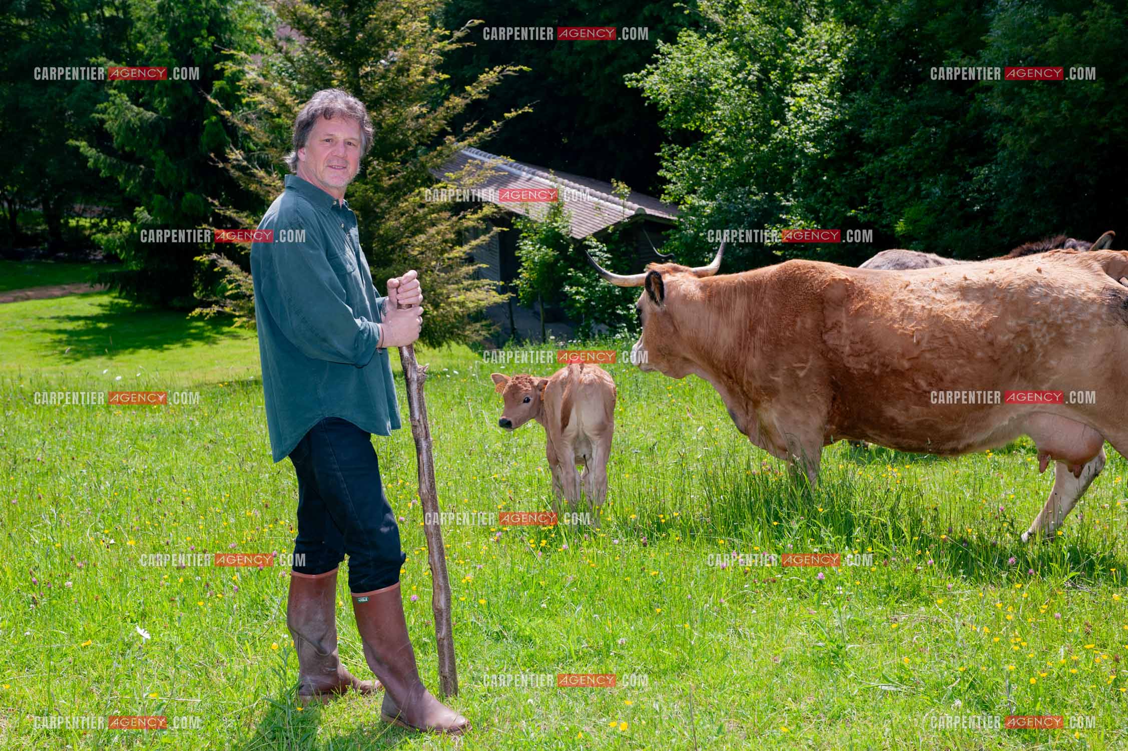 Le chanteur Gérard  Lenorman dans sa résidence secondaire avec ses animaux.   ( Exclusif )