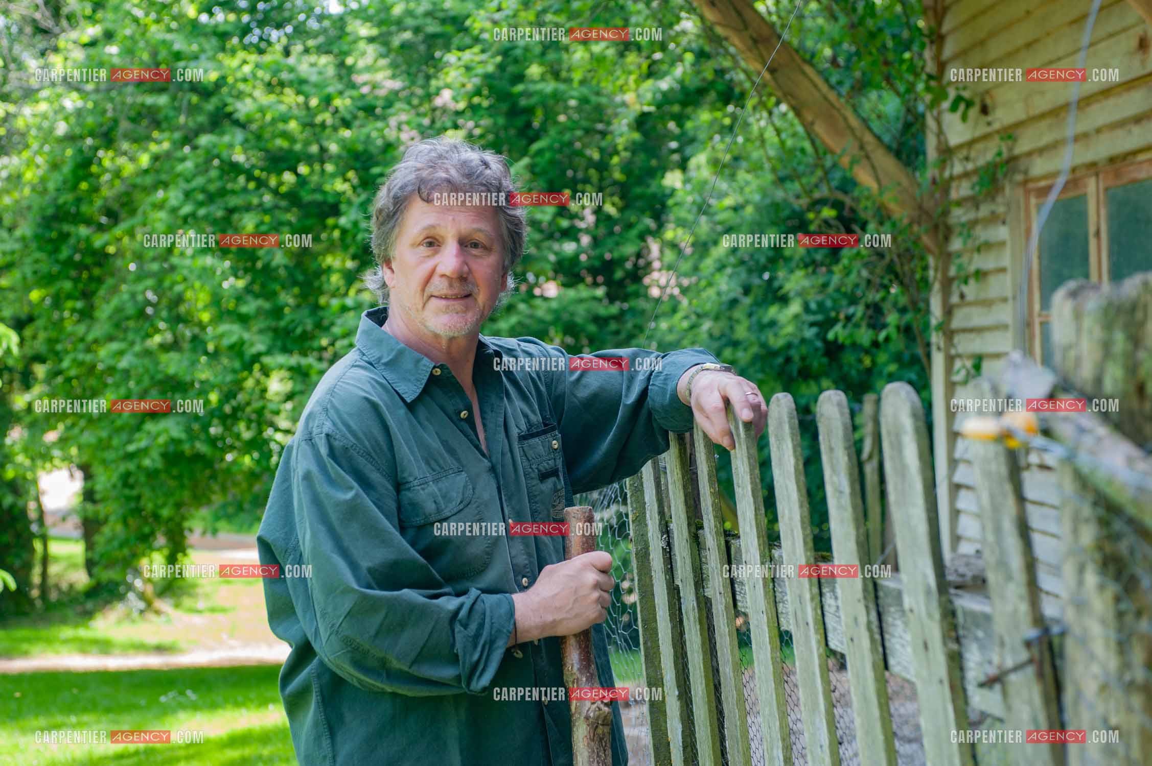 Le chanteur Gérard  Lenorman dans sa résidence secondaire avec ses animaux.   ( Exclusif )