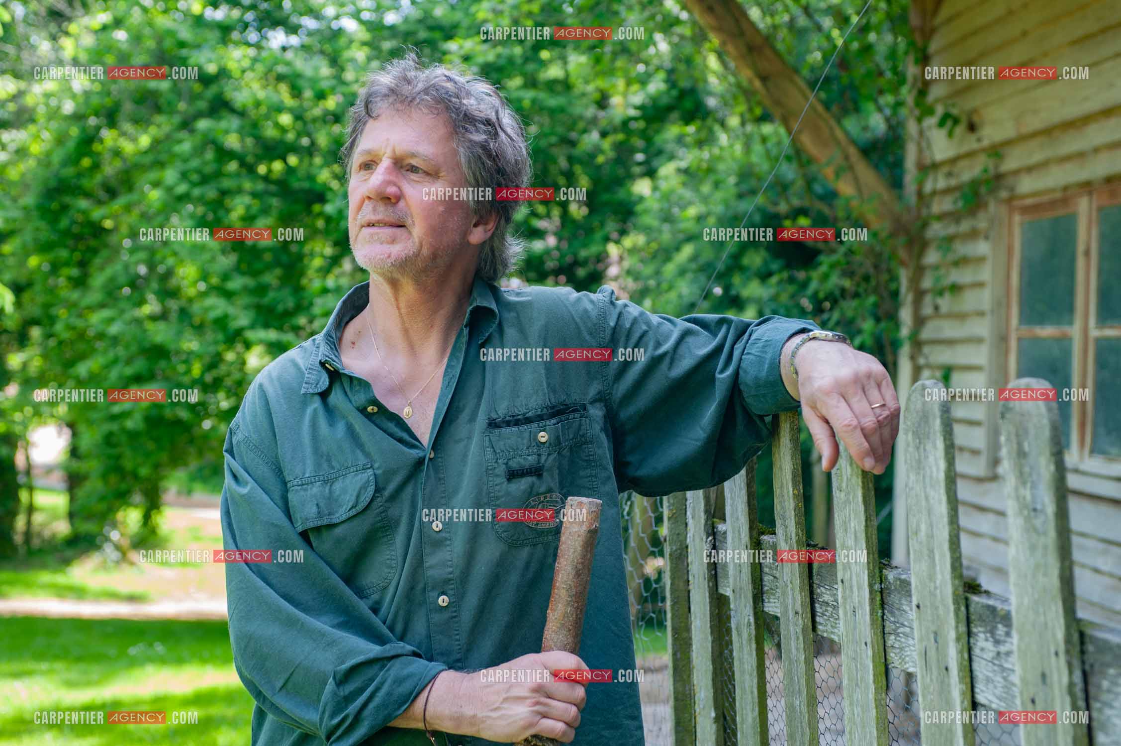 Le chanteur Gérard  Lenorman dans sa résidence secondaire avec ses animaux.   ( Exclusif )