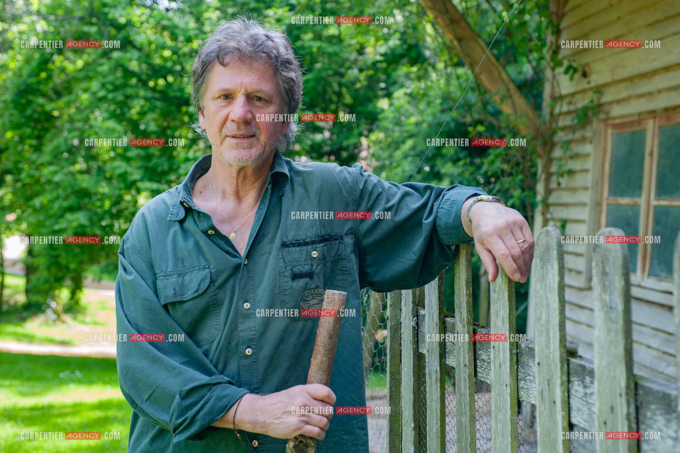 Le chanteur Gérard  Lenorman dans sa résidence secondaire avec ses animaux.   ( Exclusif )