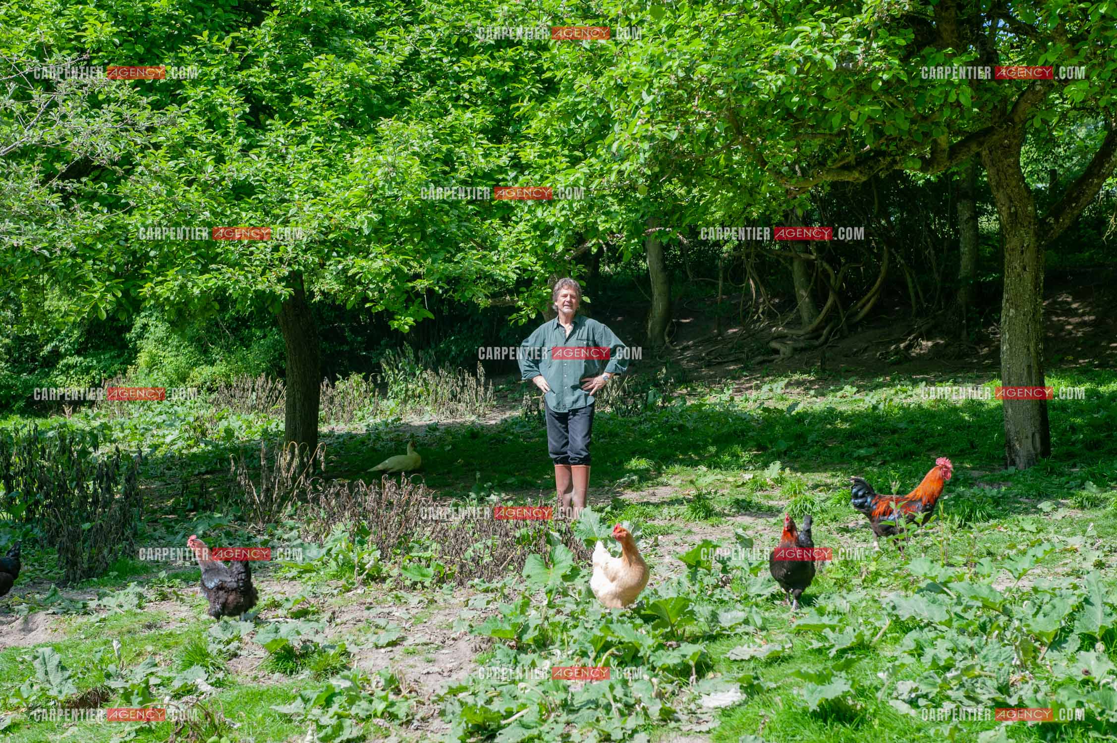 Le chanteur Gérard  Lenorman dans sa résidence secondaire avec ses animaux.   ( Exclusif )