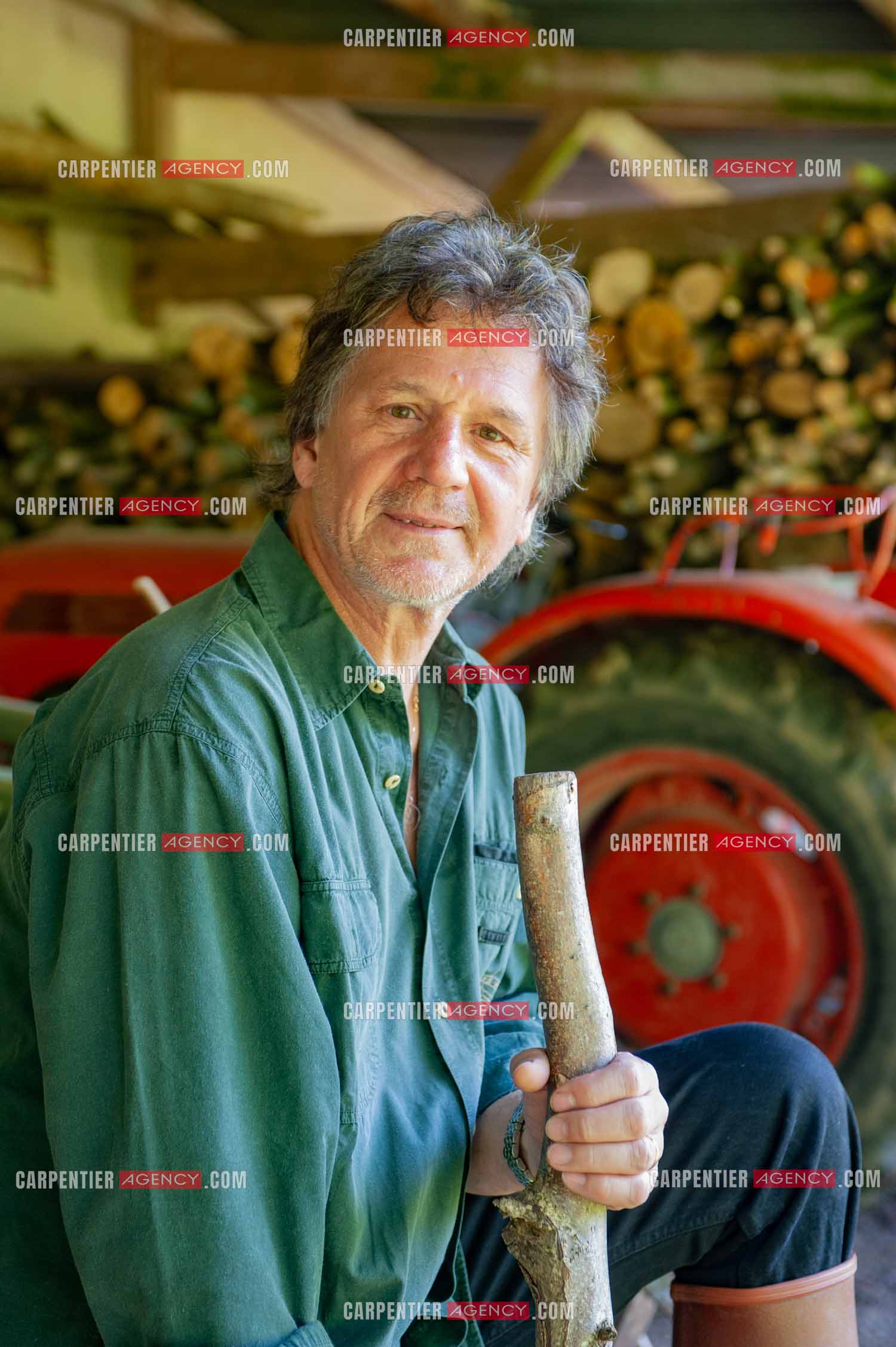 Le chanteur Gérard  Lenorman dans sa résidence secondaire avec ses animaux.   ( Exclusif )